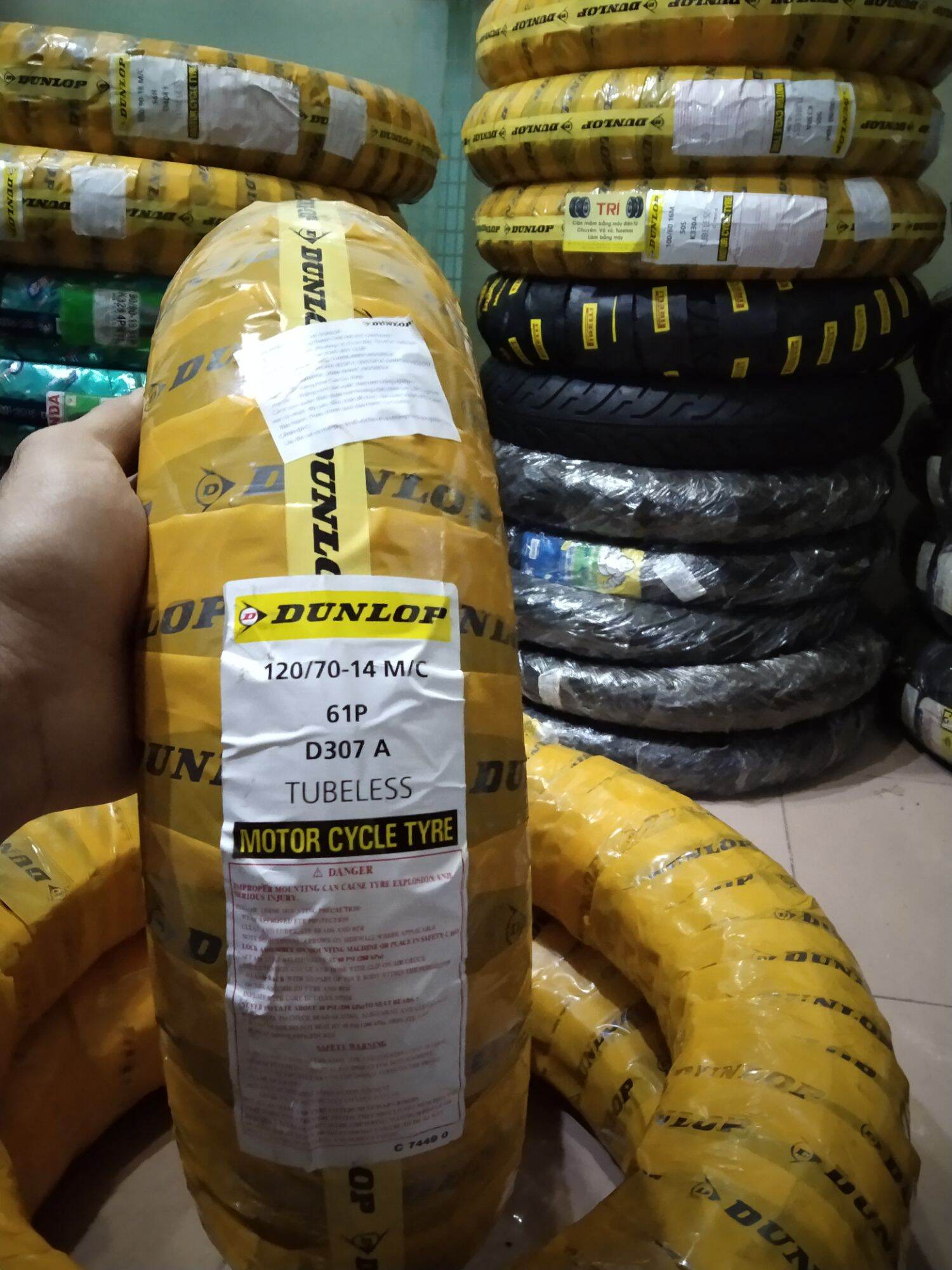 Lốp trước xe Yamaha NVX hoặc lốp sau xe Honda PCX hiệu Dunlop size 120-70/14 (61P) mã gai D307 A , của Indonesia.