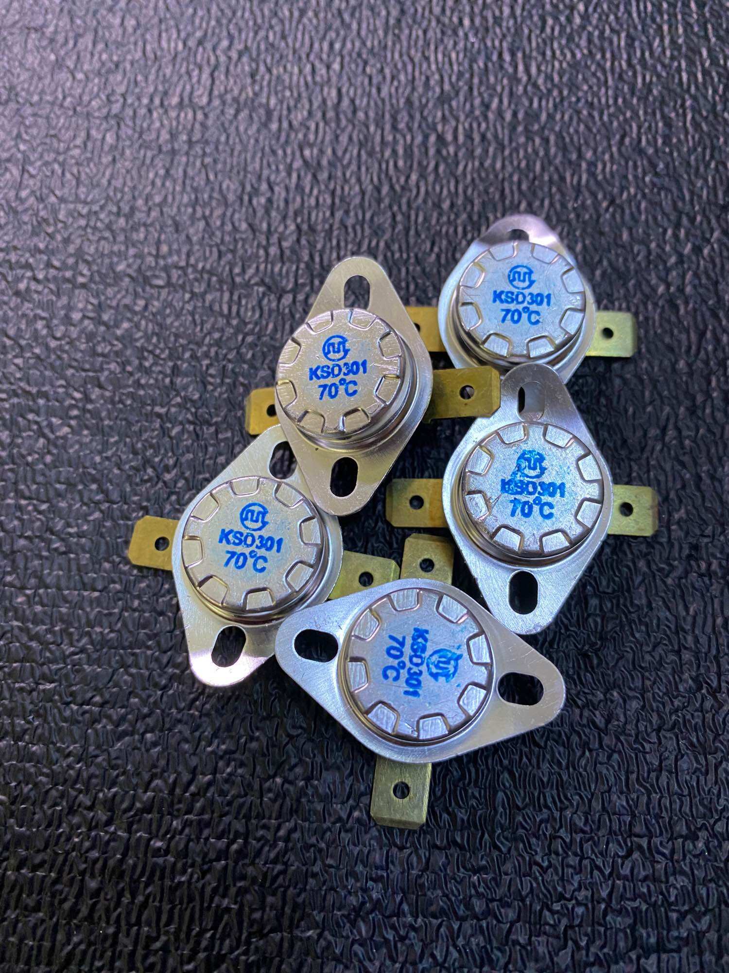 Rơ le nhiệt ksd301-70 độ c giá 10 chiếc