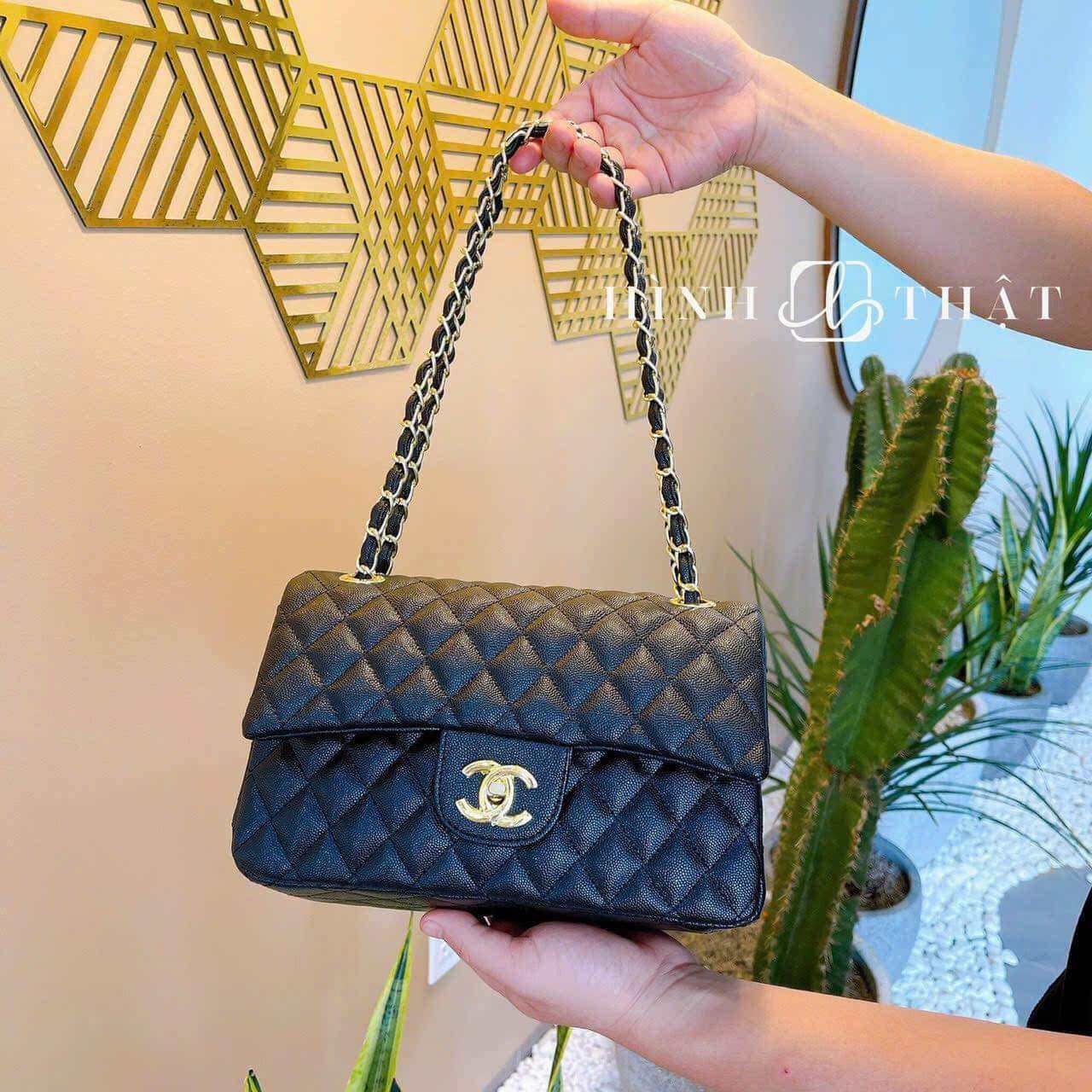 Timeless Chanel Classic Flap bag medium 25 cm in black leather garniture  en métal doré ref491255  Joli Closet
