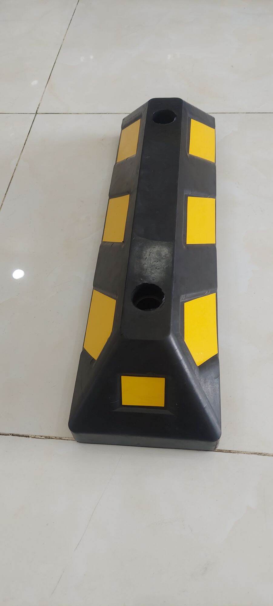 Chặn bánh xe ô tô cao su ( 100x 150x 550mm) cao cấp