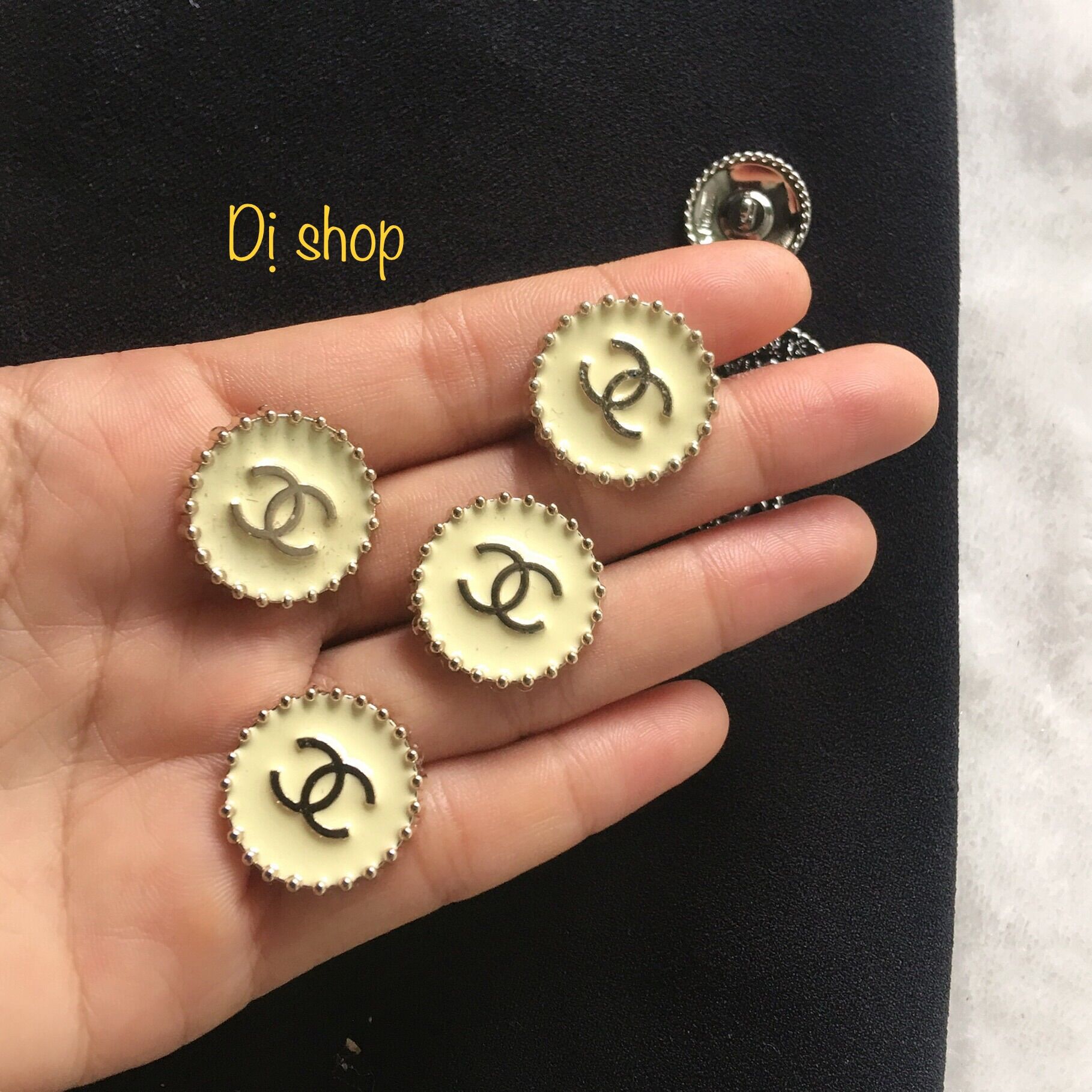 1 nút kim loại thương hiệu size 2.2cm