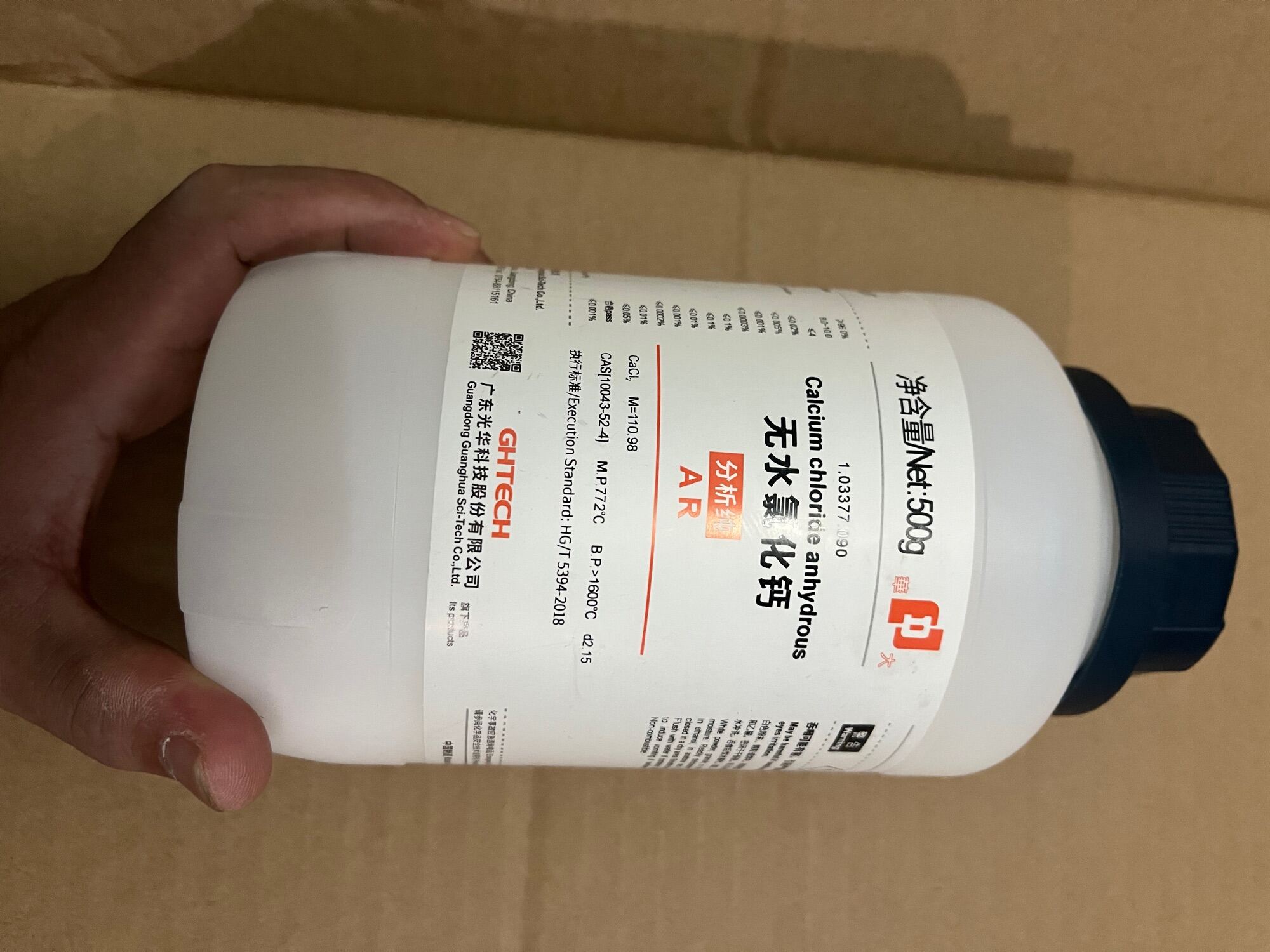 Canxi clorua CaCl2 khan Calcium chloride anhydrous tinh khiết chai khối lượng 500g, chất hút ẩm