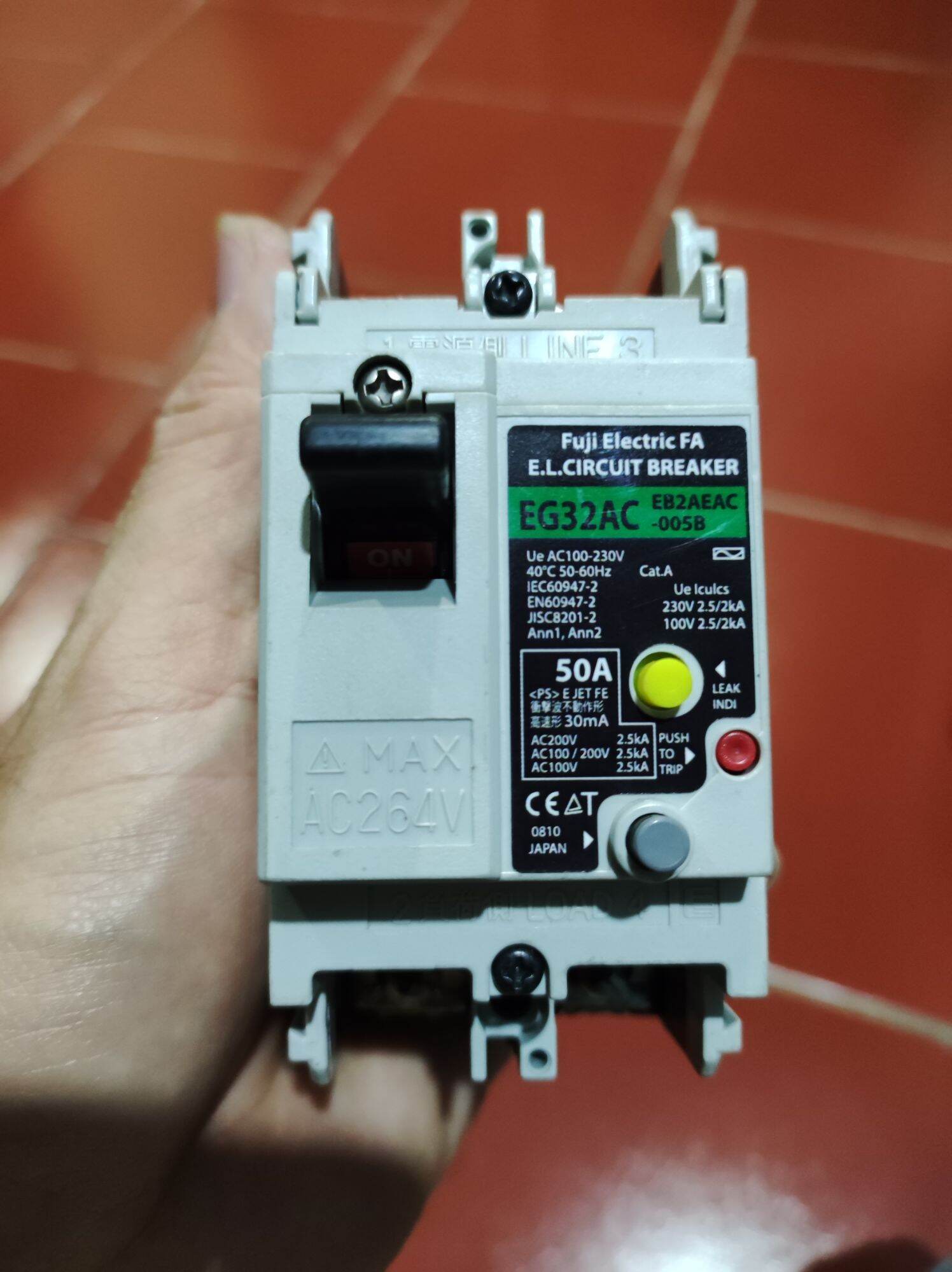 Át chống giật 50a Fuji 1p 220v đế cài lắp tổng nhà ok