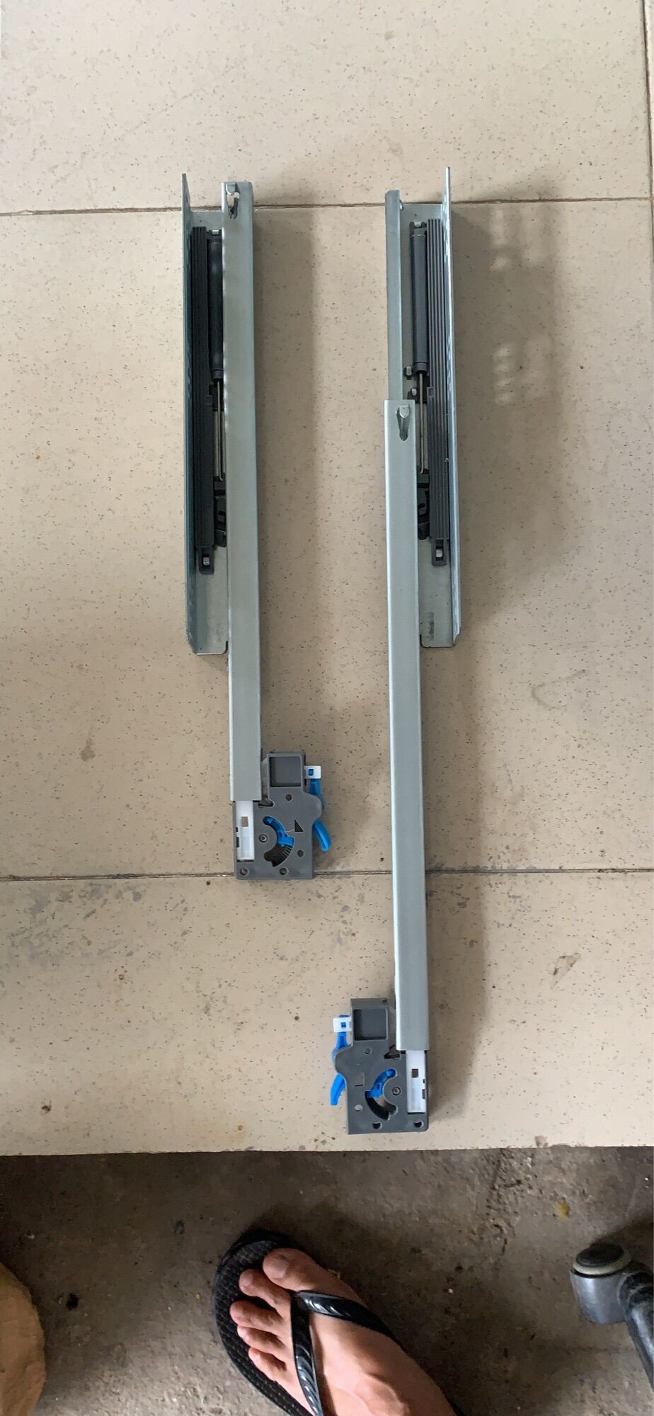 Ray trượt giảm chấn
