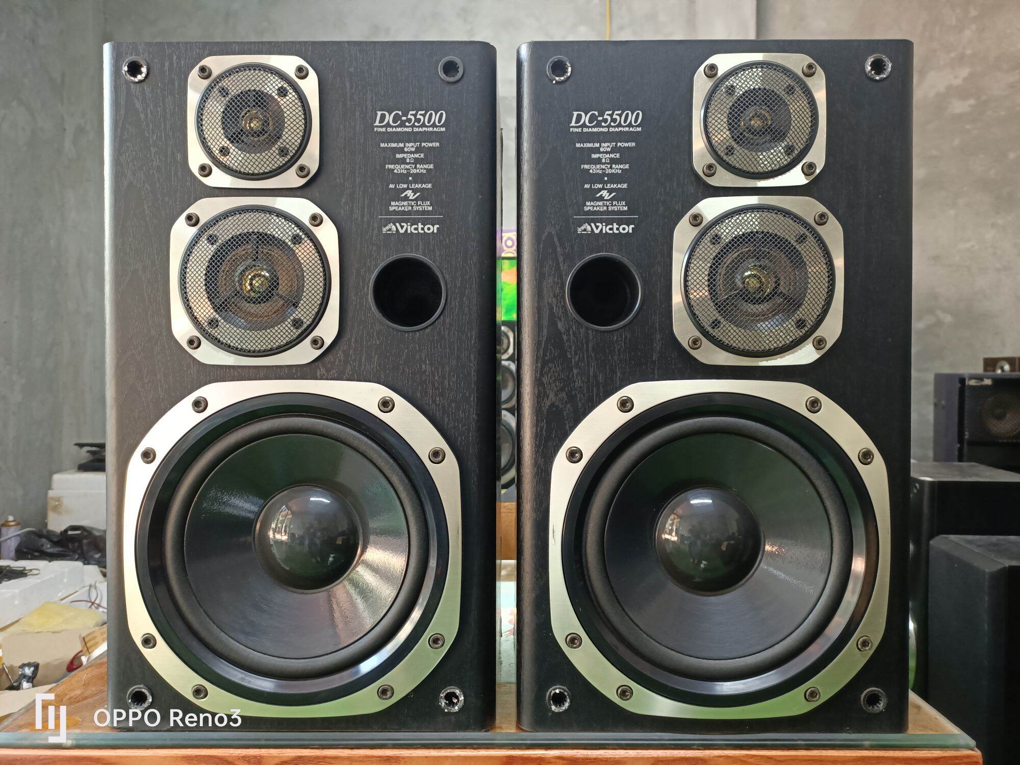Đôi loa dàn đại Victor DC-5500 đẹp keng, zin chất bãi. loa bass 20, màng cacbon, gân vải, từ kép. trung giấy, siêu trest thạch anh. công suất 120w/đôi. trở kháng 8om. Cao 48.5, ngang 38, sâu 20. loa không có e căng. Made in Japan.