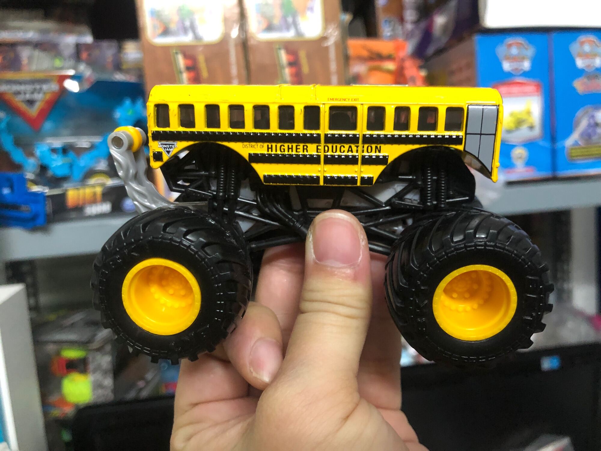 Xe bus Monster Jam màu vàng size 1 64