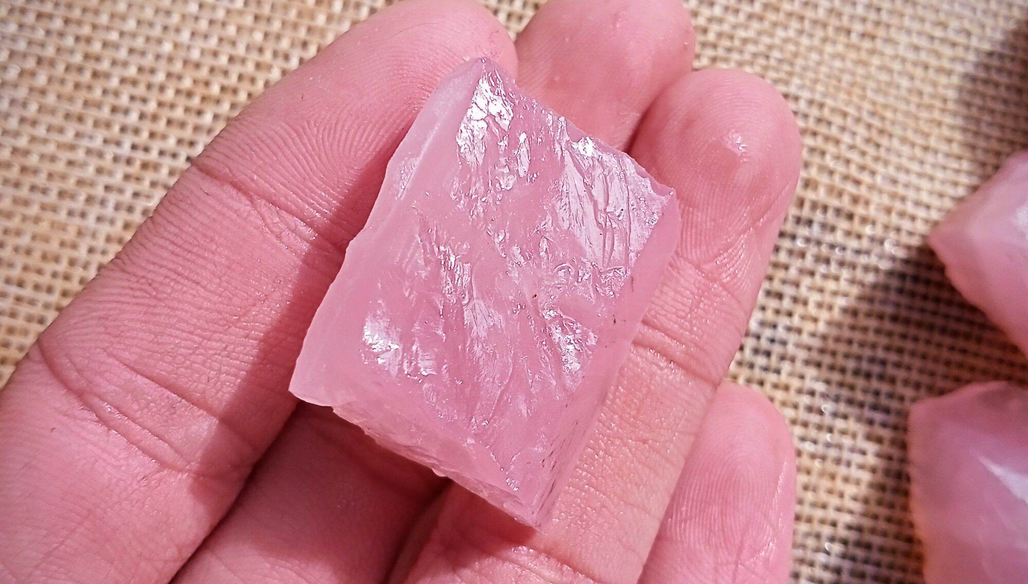 Viên đá thanh tẩy thach anh hồng Rose quartzz