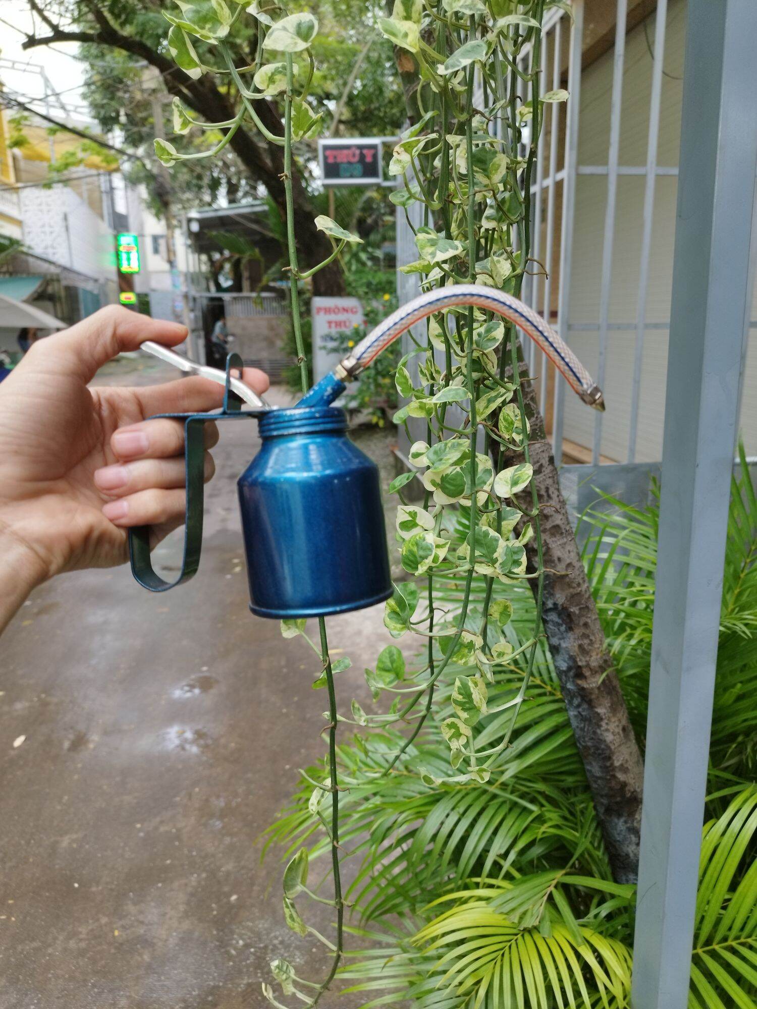 Bình châm nhớt sắt