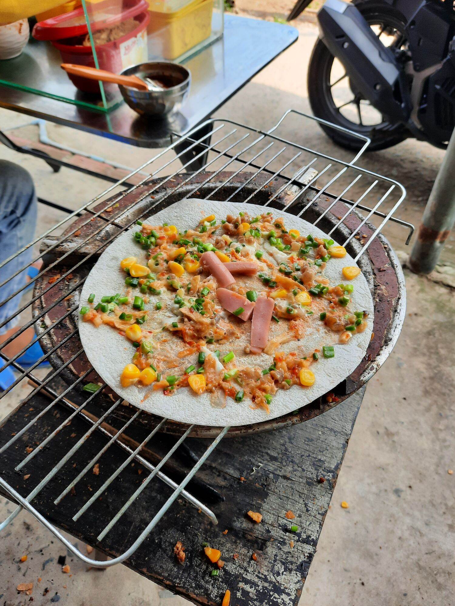 1kg bánh tráng nướng trứng cút màu trắng. Vỏ bánh tráng dày dặn dùng làm bánh tráng nướng nhân thịt, phô mai trứng ....