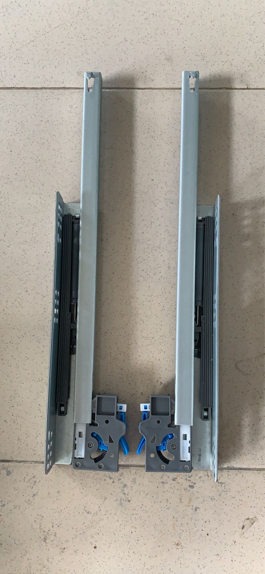 Ray trượt giảm chấn