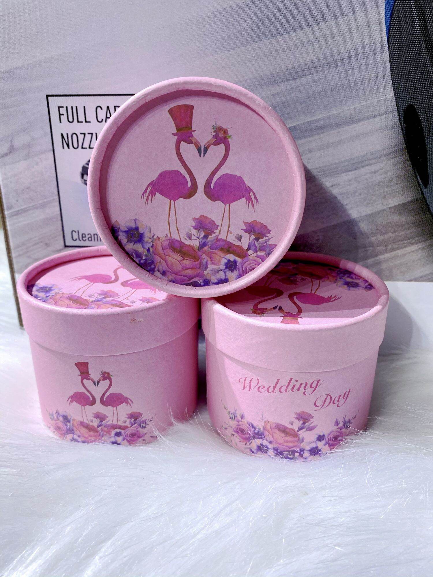 Hộp quà hồng hạc xinh xắn đựng trà, socola, kẹo có đường kính 6,5cm, cao 6cm