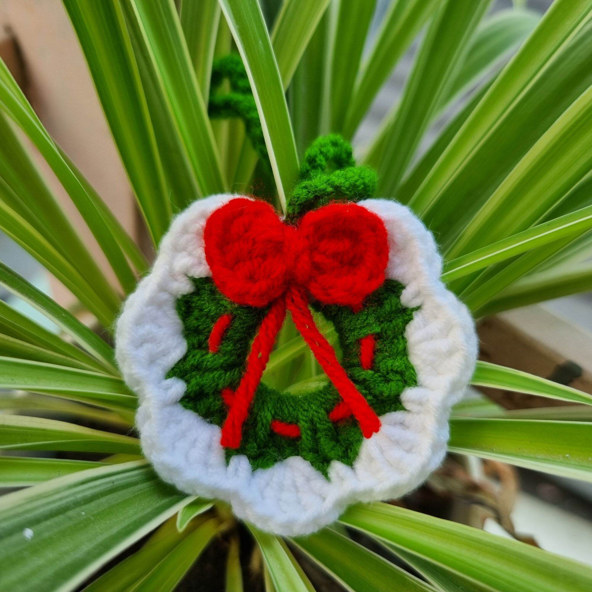 Vòng tròn Giáng sinh bằng len handmade dùng treo trang trí