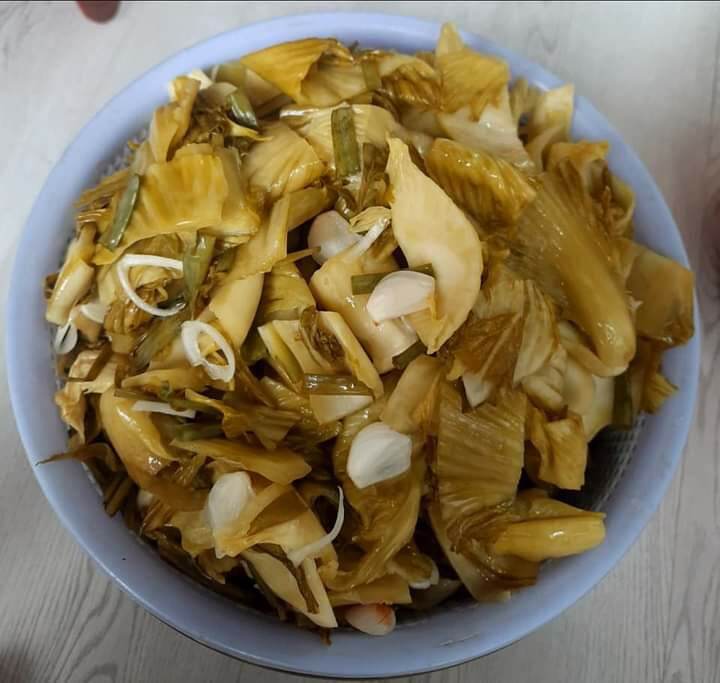 Dưa cải muối chua ngọt, vàng óng , giòn vị chua ngọt vừa ăn. 75k/kg không cân nước