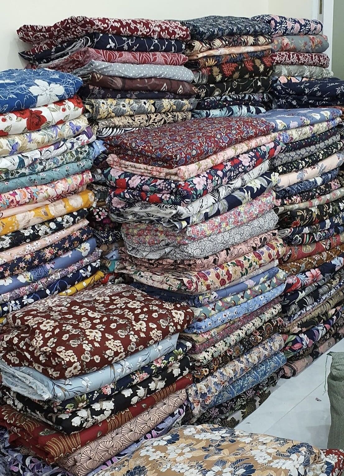 (VẢI KÝ GIÁ RẺ) 1kg vải thô cotton kate cotton mềm mát may không cần lót hoạ tiết độc lạ hàng khúc trên 1m đến vài mét (giao ngẫu nhiên)