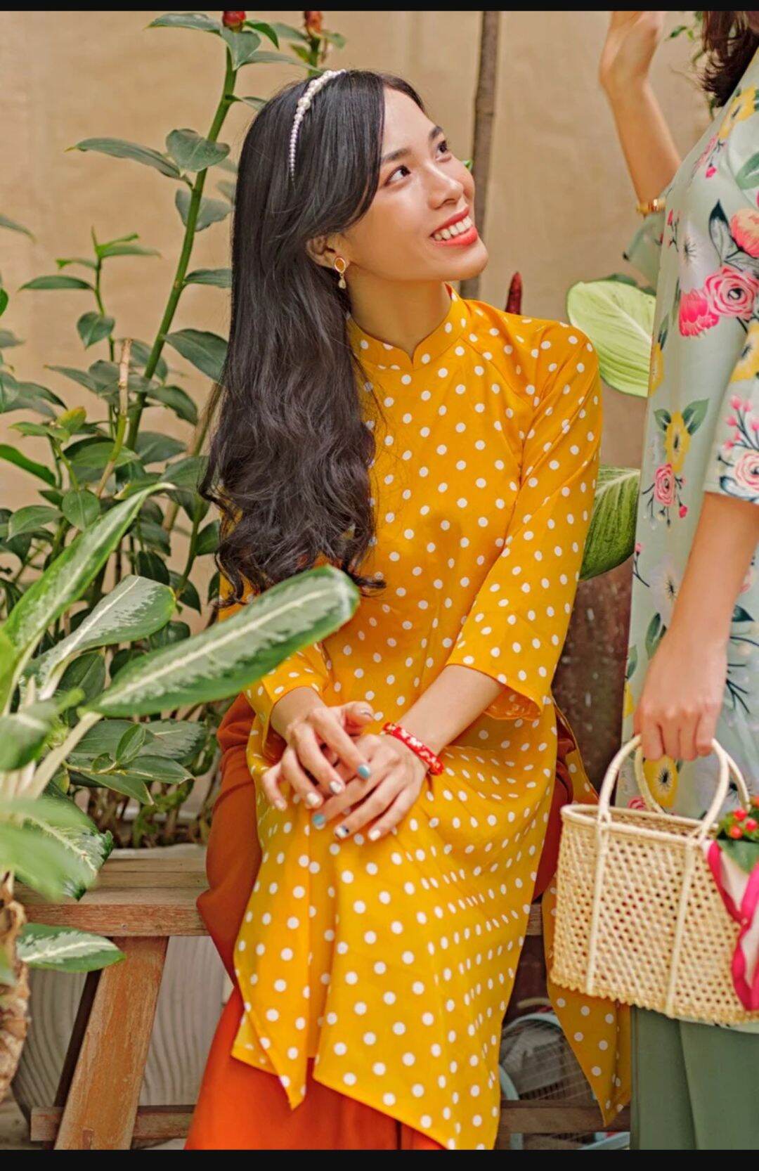 Áo dài chấm bi vàng