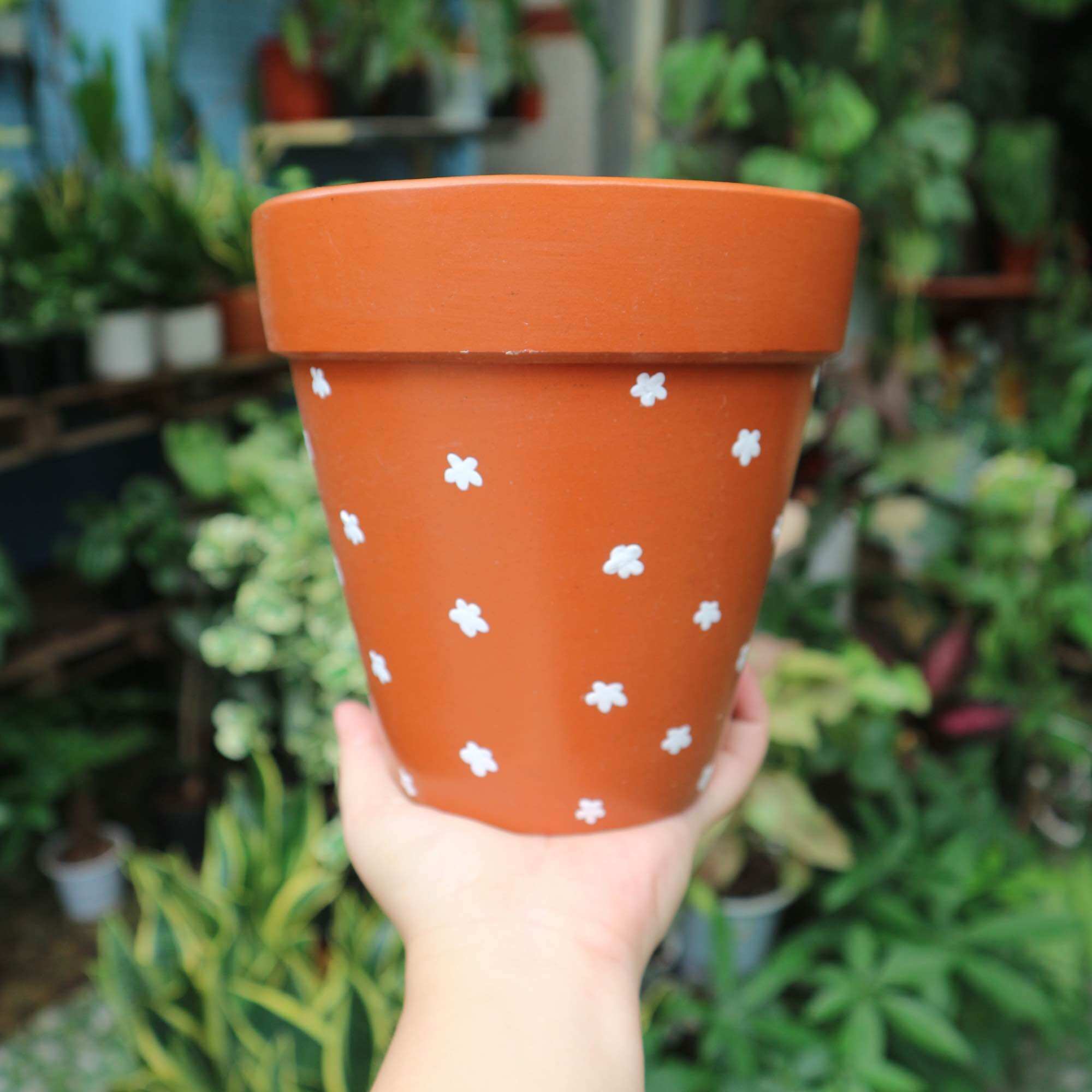 Chậu đất nung vẽ hoa thủ công