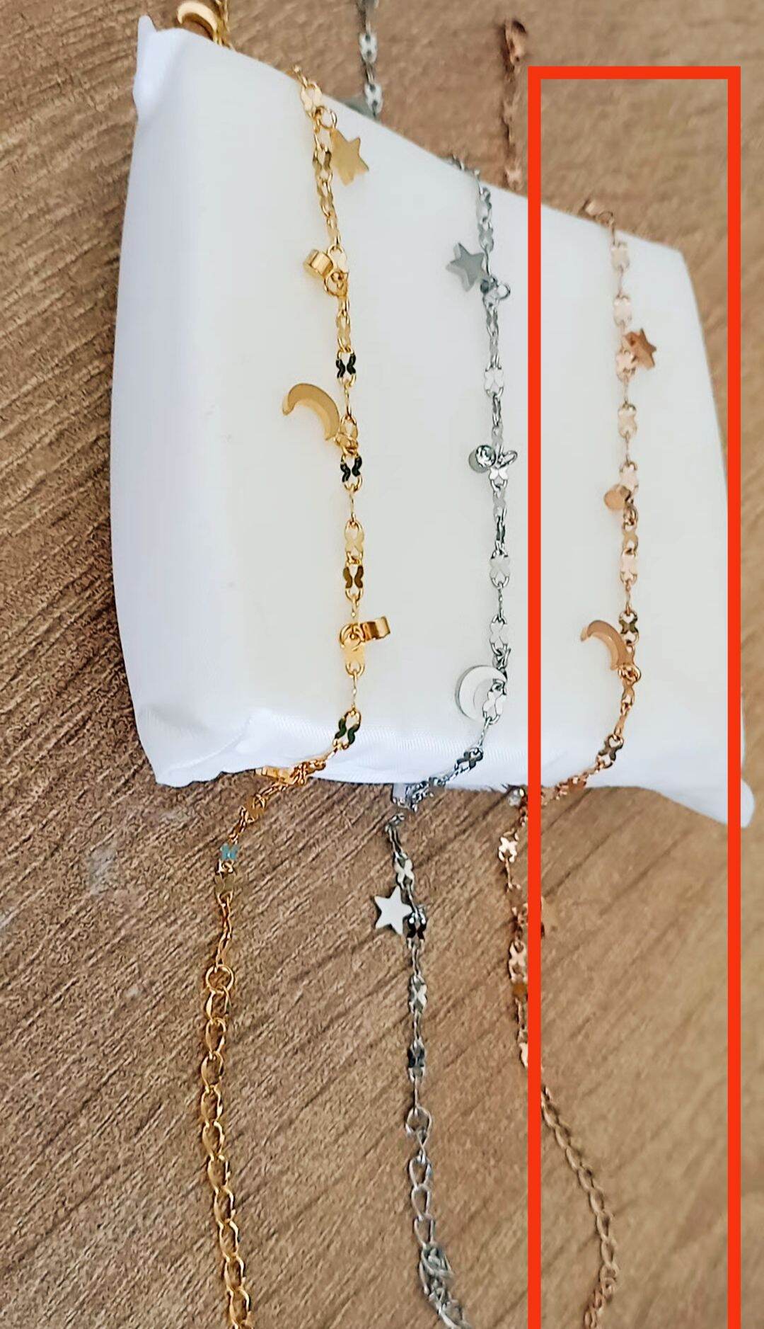 Lắc chân titan trăng sao