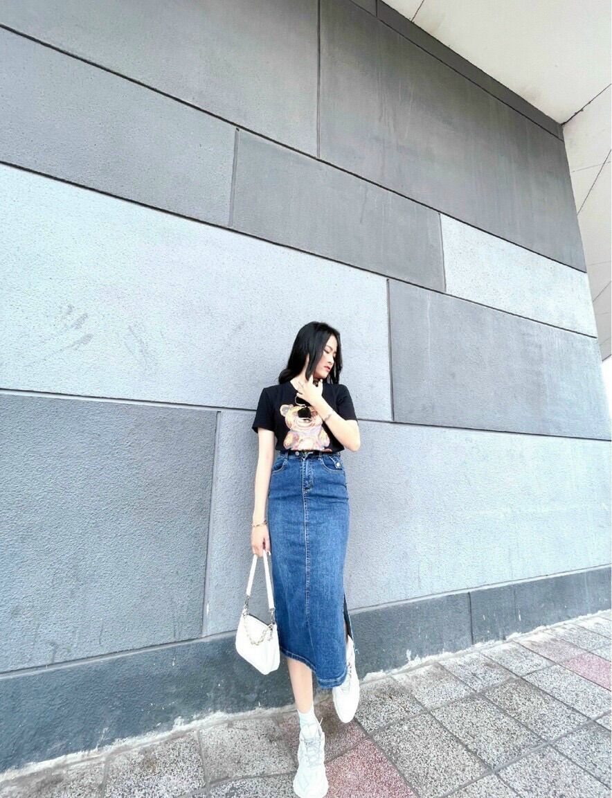 Chân váy jean co giãn xẻ lai bên hông dài qua gối