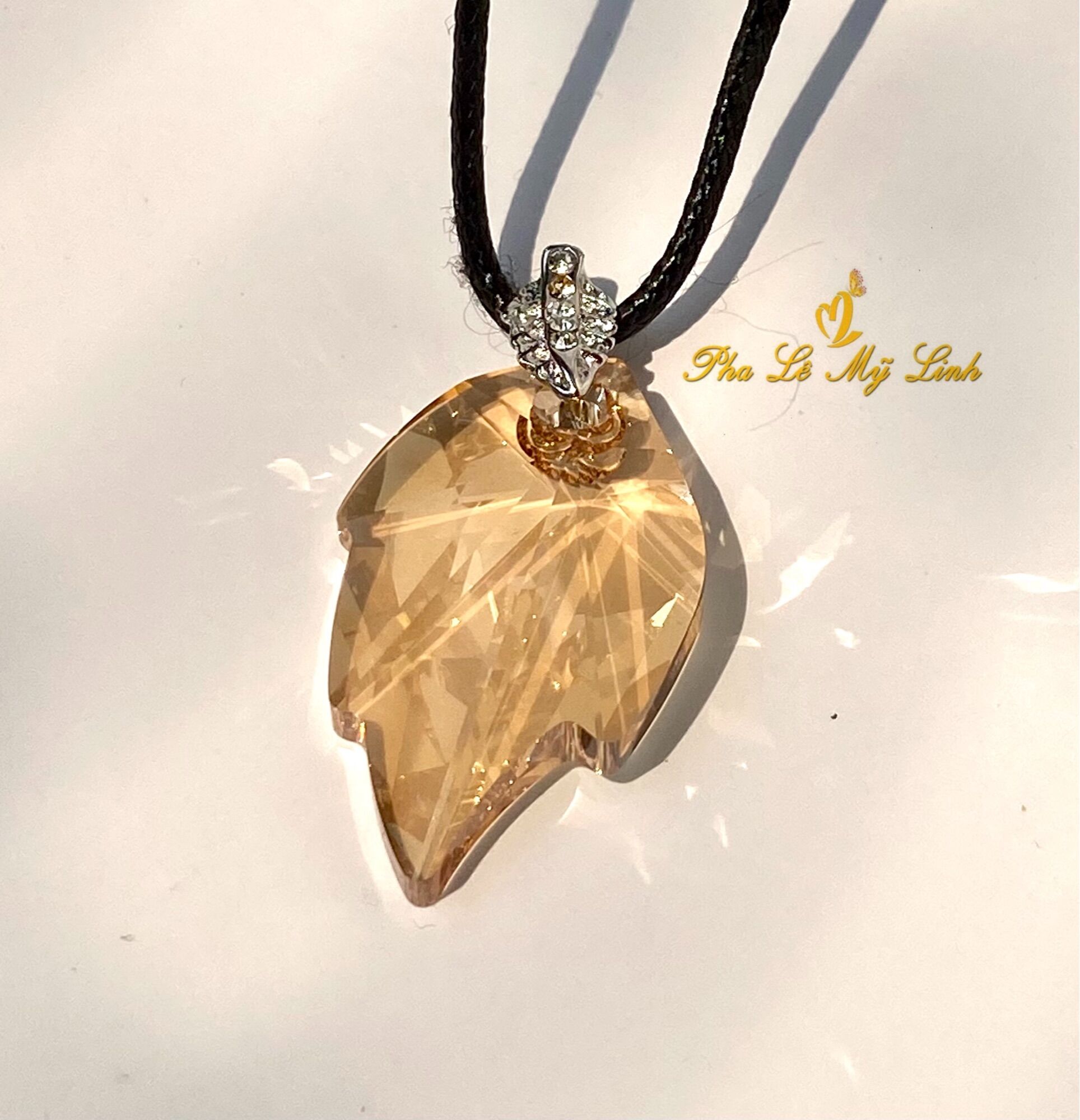 Mặt dây pha lê Swarovski chiếc lá (tặng dây đeo và kẹp mặt dây)