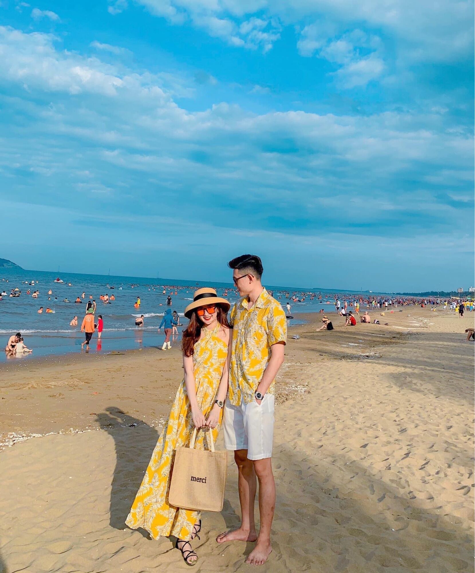 Hình thật +feedback. Set couple vàng yếm đi biển chụp hình cưới