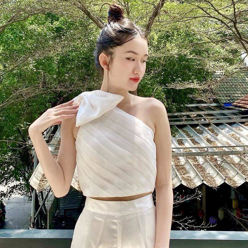 ÁO CROPTOP NƠ LỆCH VAI XẾP LY ĐỄ THƯƠNG