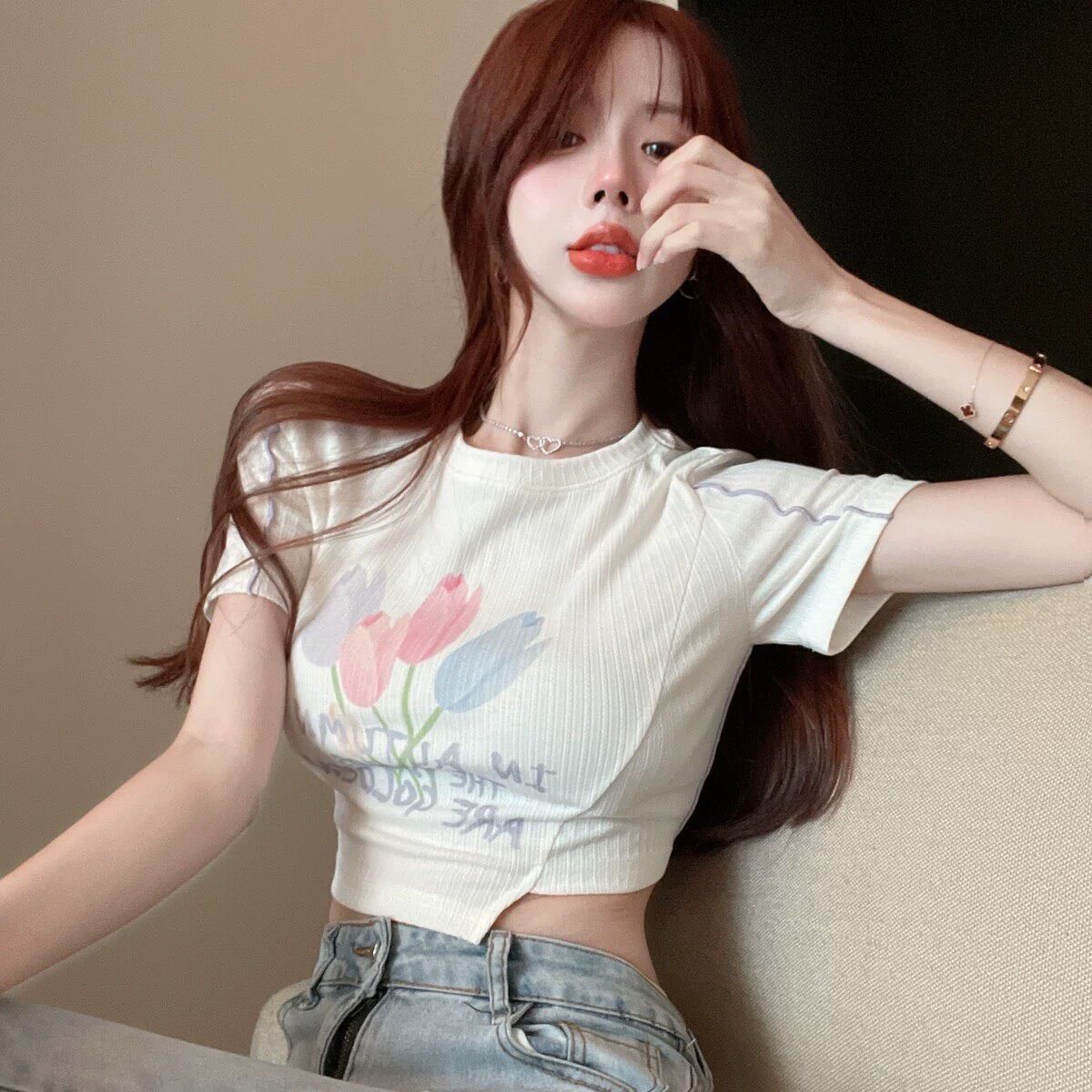 Áo croptop phối vạt kèm 3 hoa tulip
