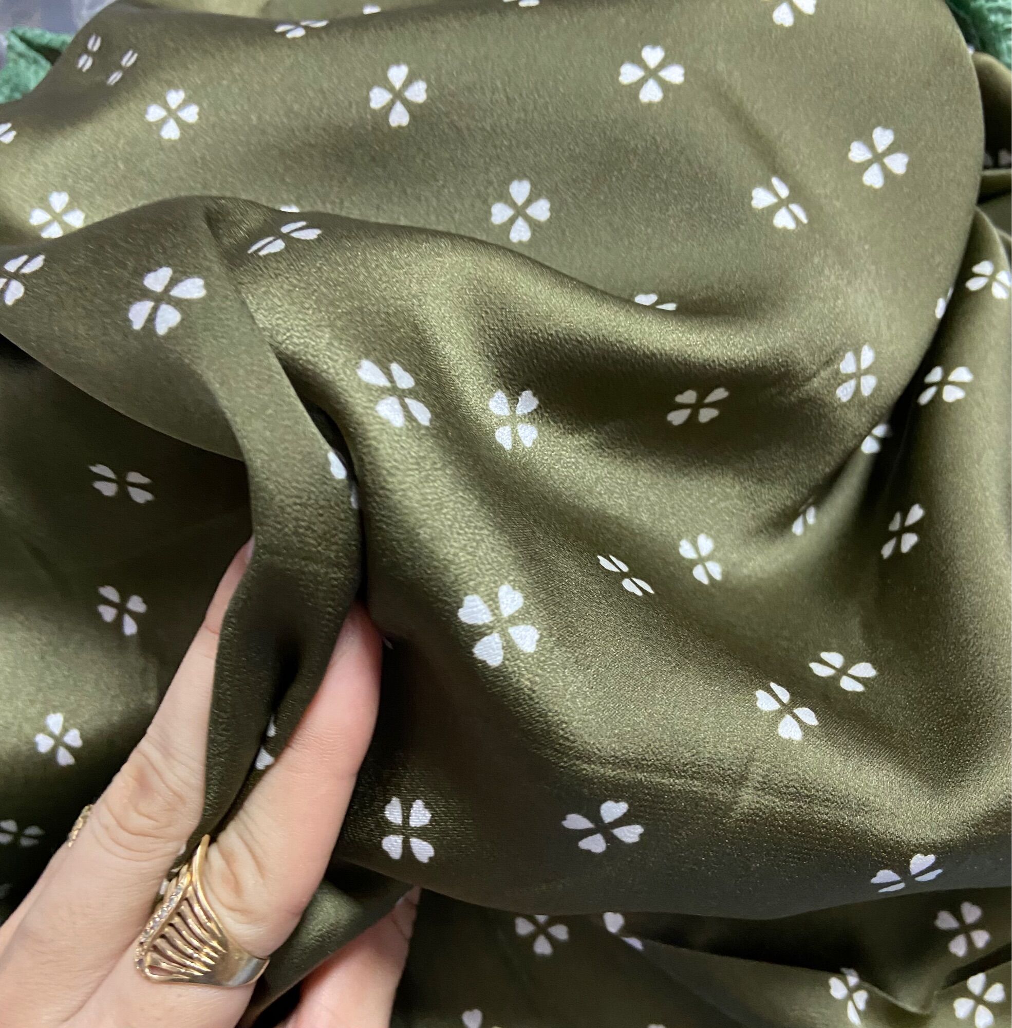 1m6 vải lụa satin giản ít màu rêu đẹp sang khổ 1m5
