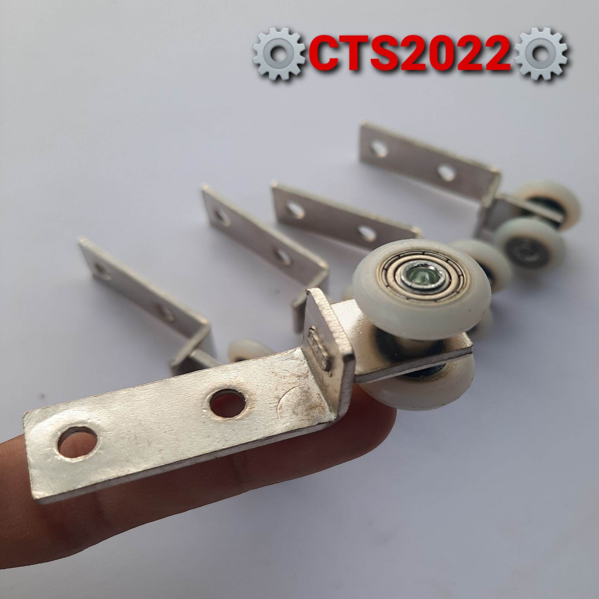 Con lăn trên cửa lùa inox tiện dụng