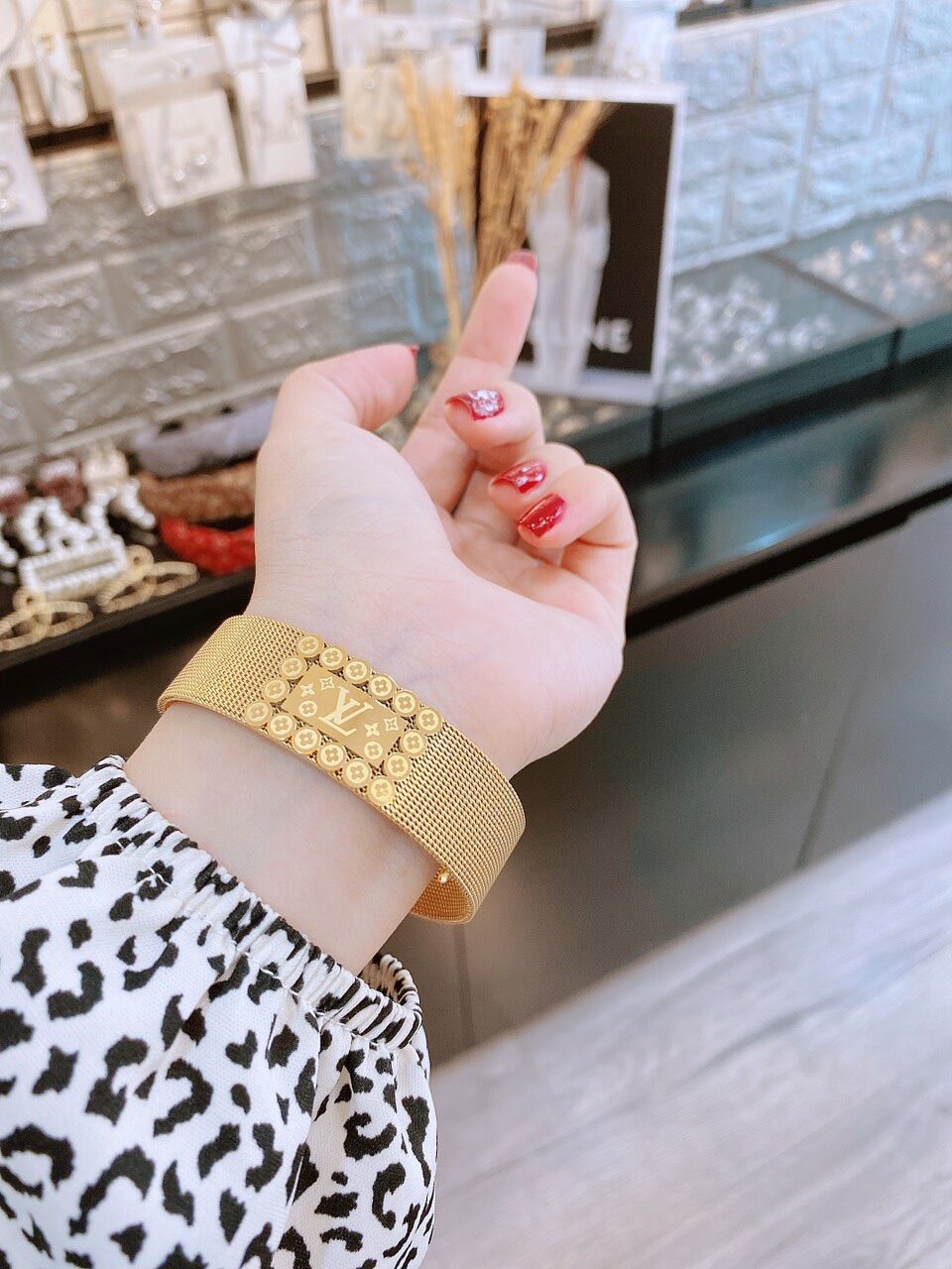 TTN7114 - Lắc tay titan bản lưới LV (màu vàng)