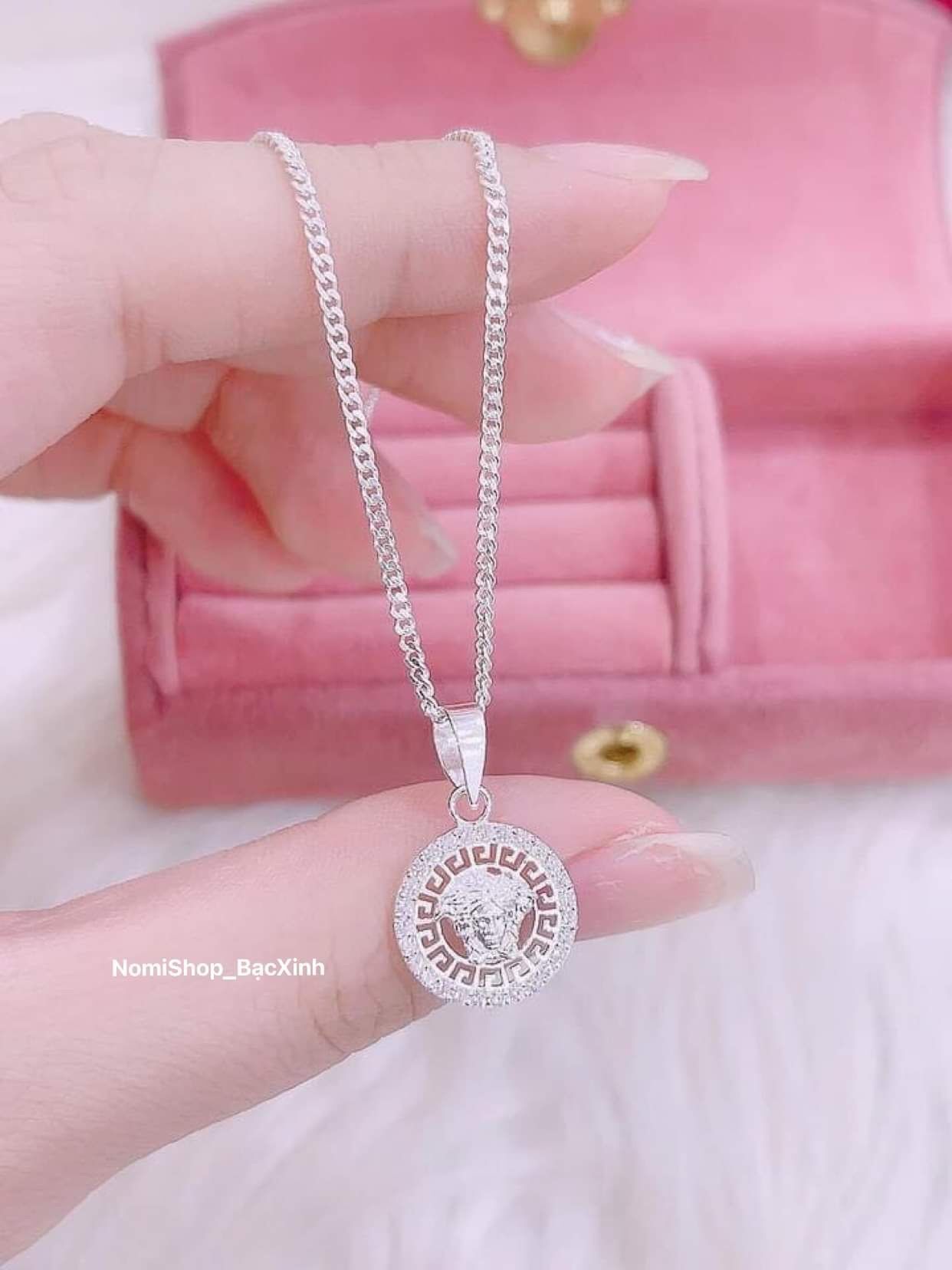 Dây chuyền mặt Versace bạc ta đẹp sang - NomiShop