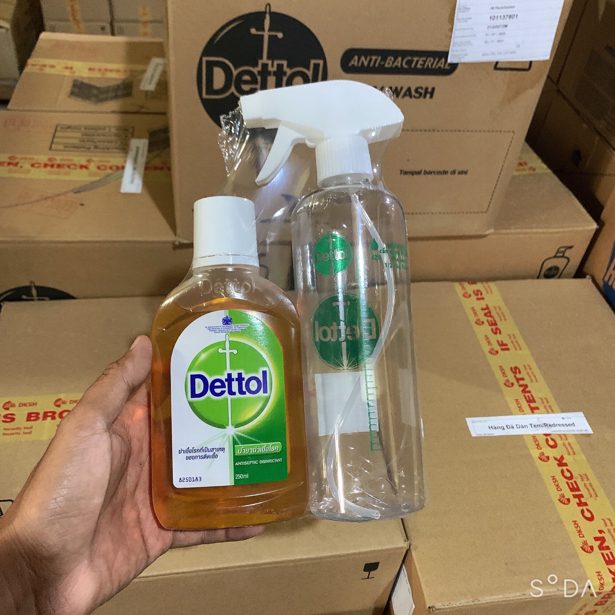 Dung dịch Dettol 250ml tặng kèm Bình xịt