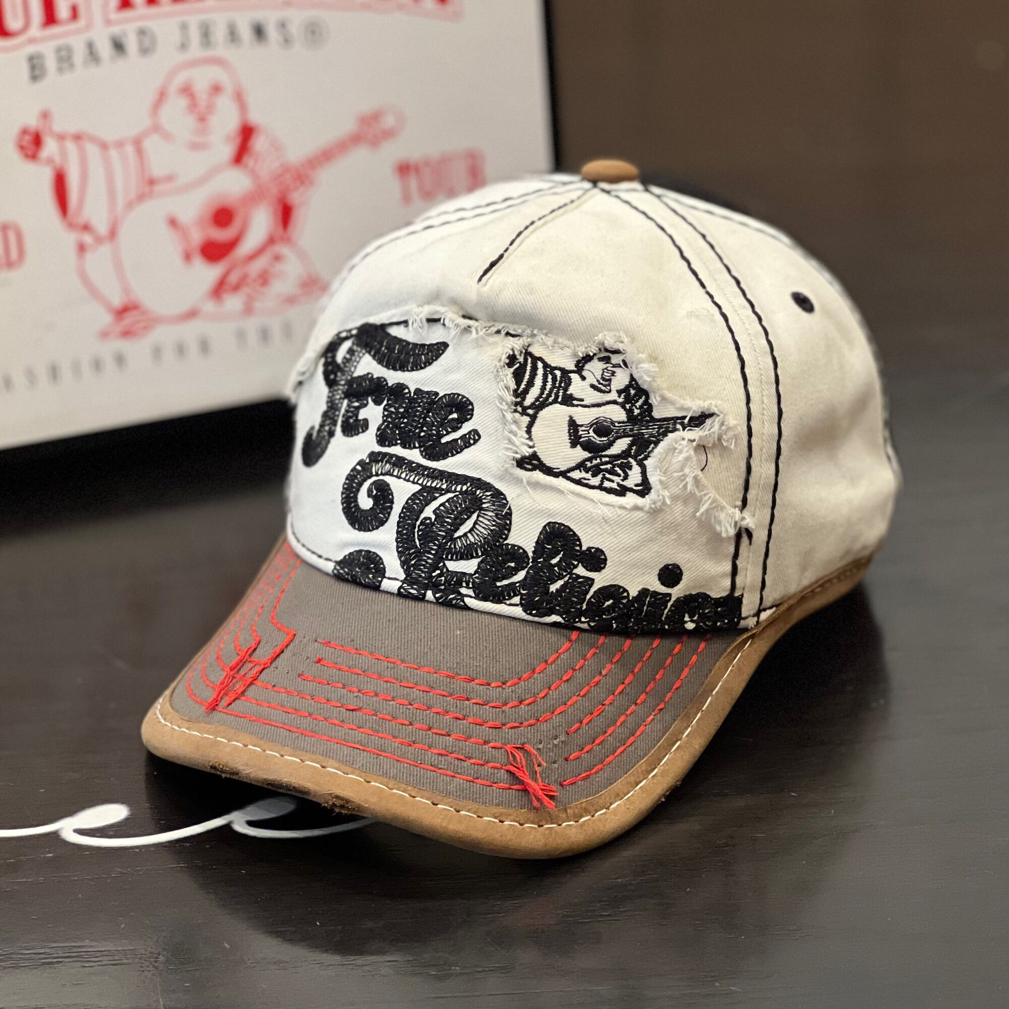 Nón ông địa cầm đàn Truereligion