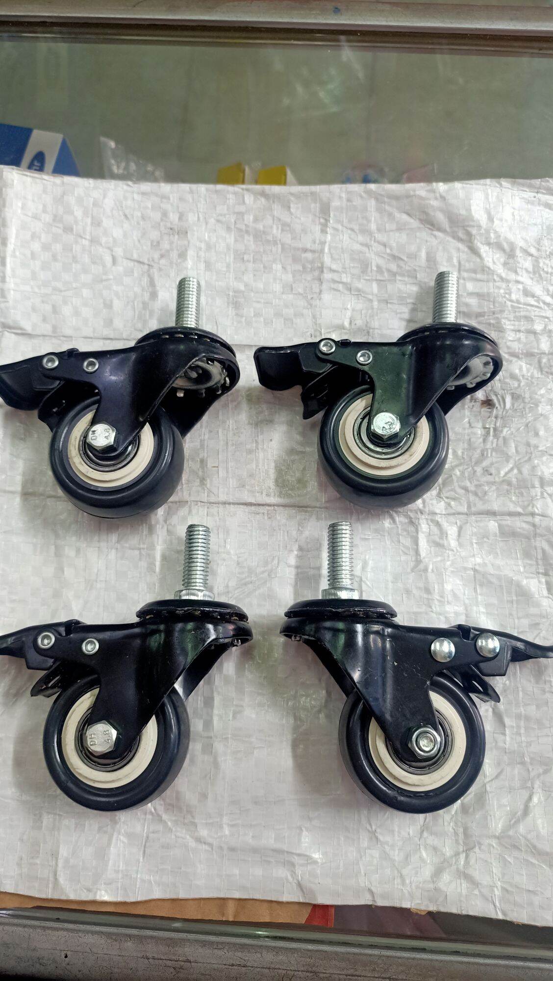 Bộ 4 bánh xe lắp chân bàn máy may có khóa bánh