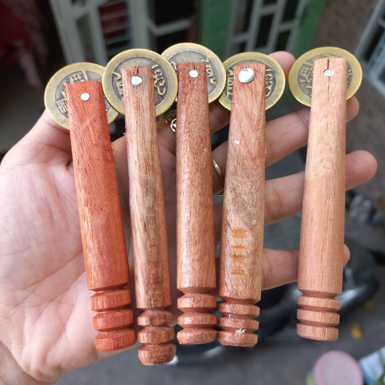 Cây đồng xu cạo gió cán gỗ (10cm)