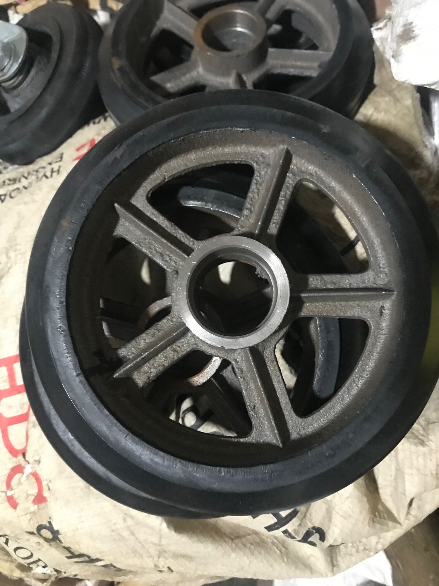 Bánh xe đẩy cao su đúc gang 200x48mm