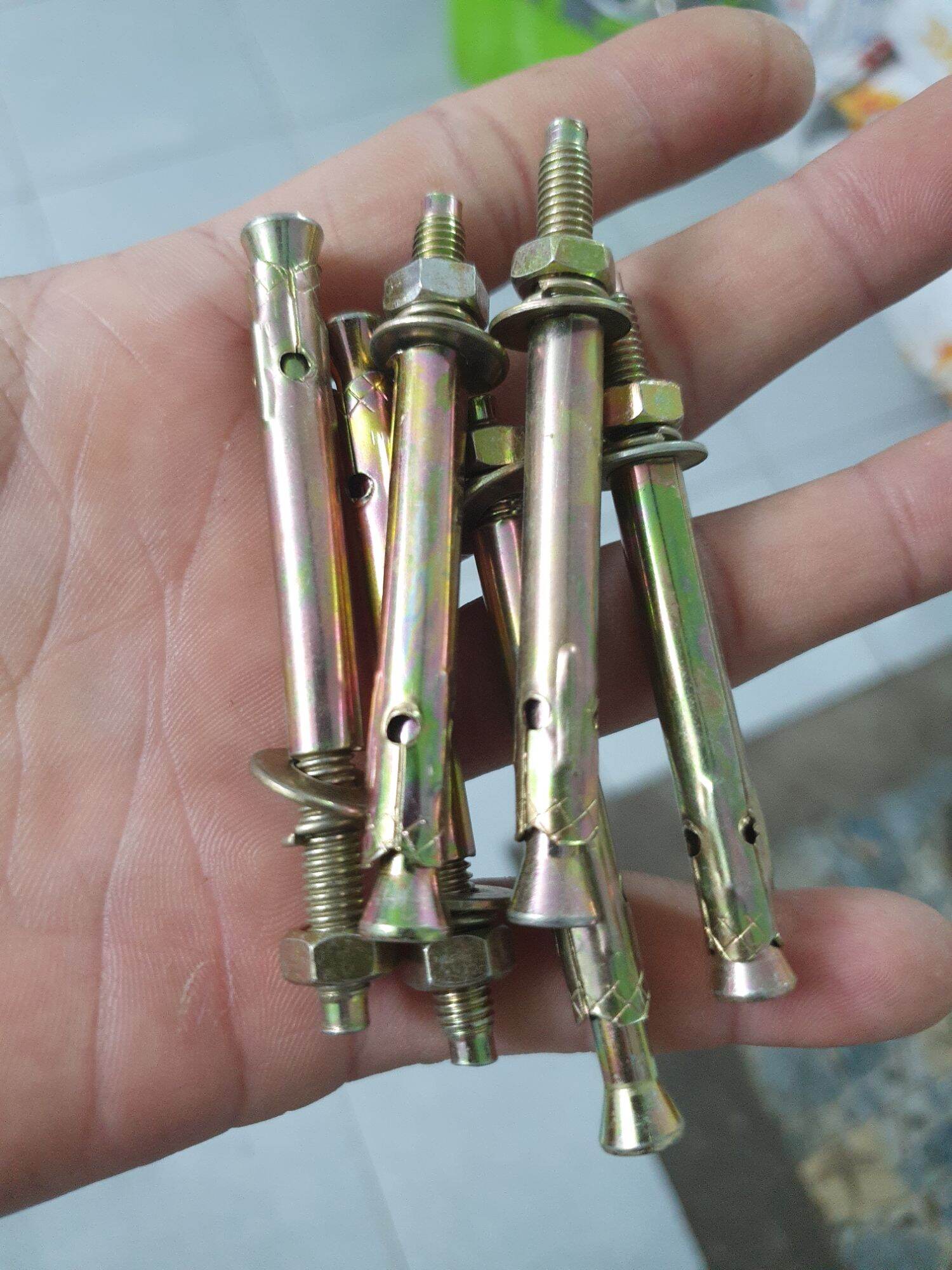 tắc kê sắt bulon nở 6li ,8li bọc 10 con