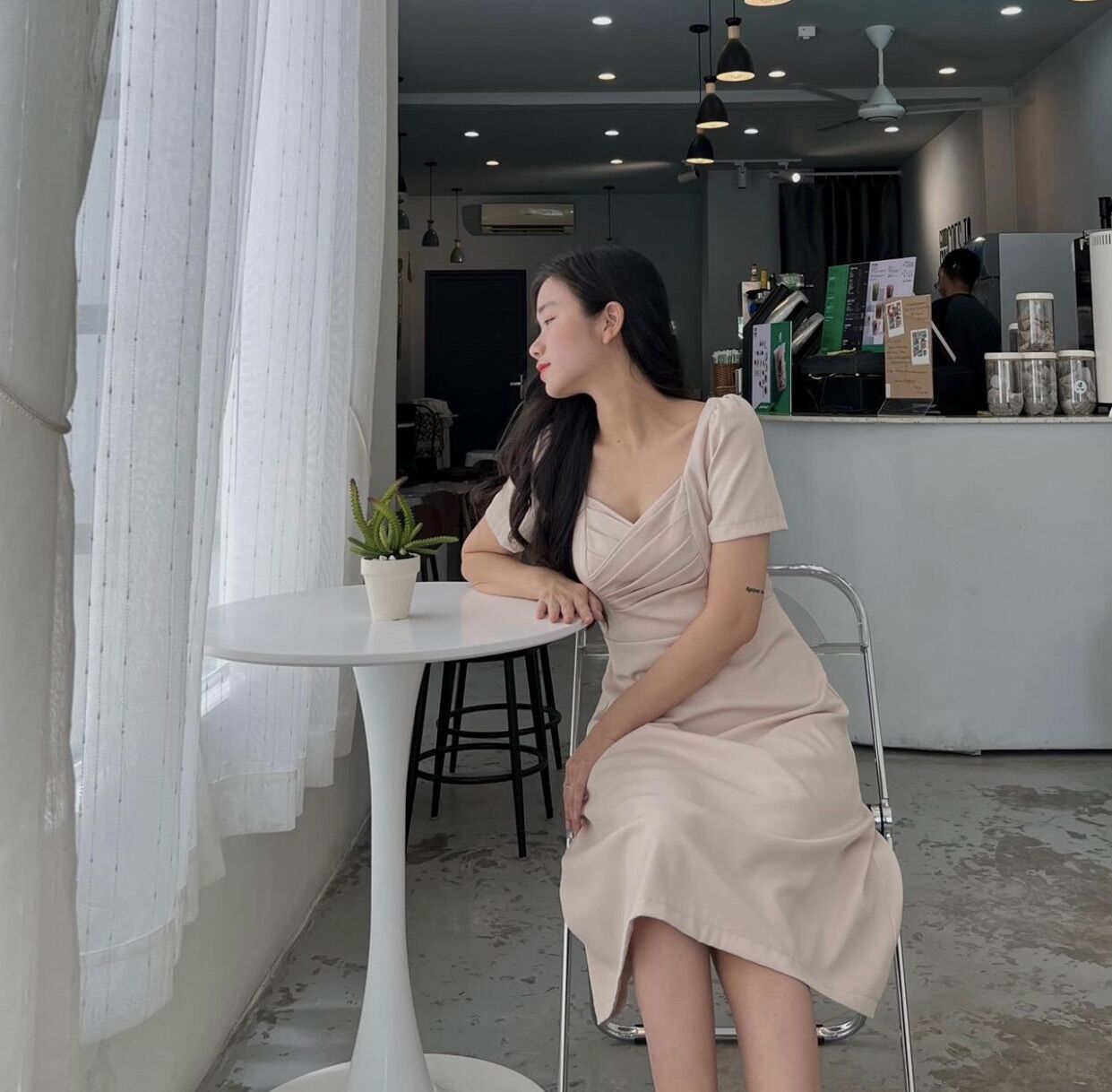 Váy cổ xếp dáng middi màu sáng - Khả