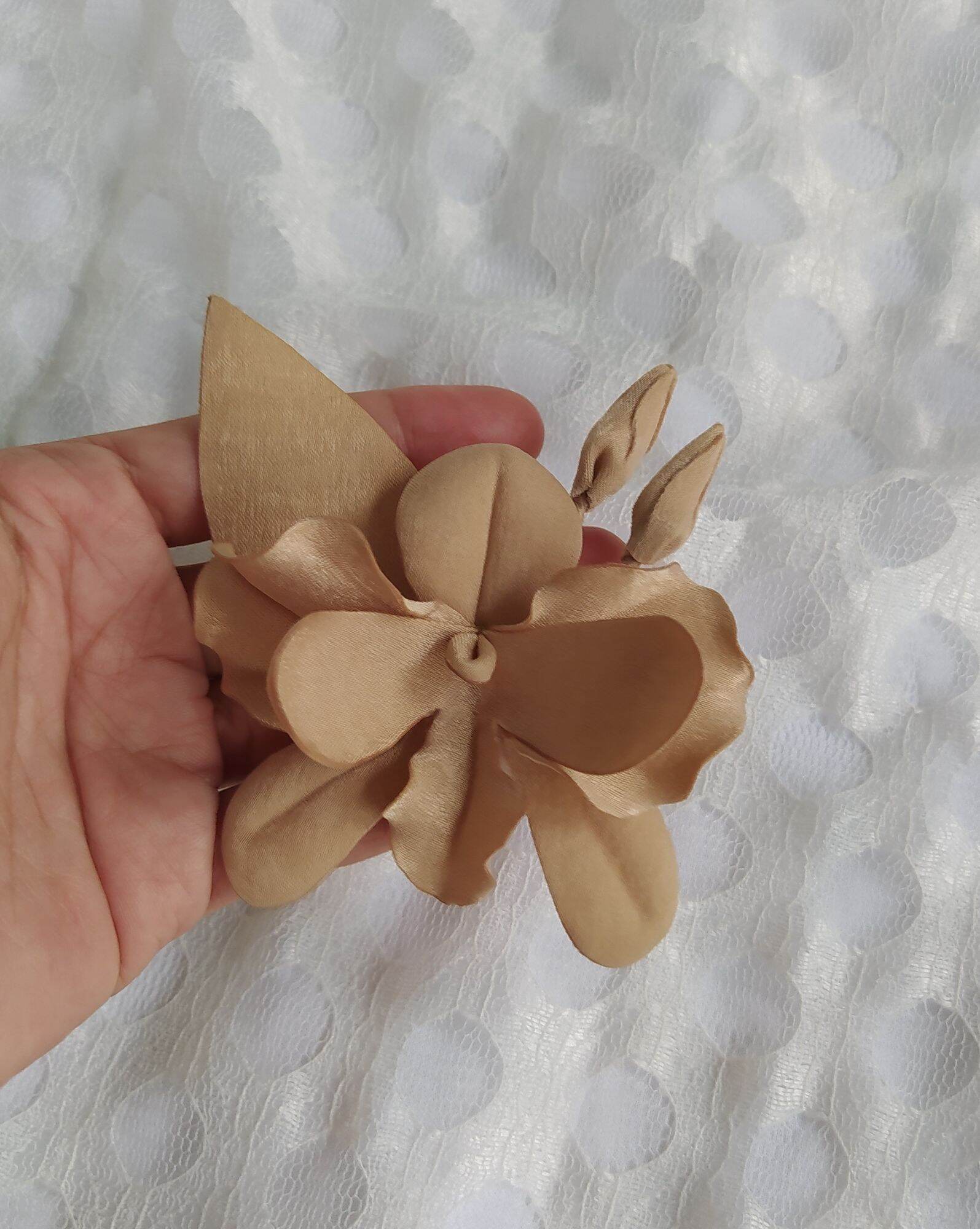 Hoa lan cài áo handmade Canto màu be