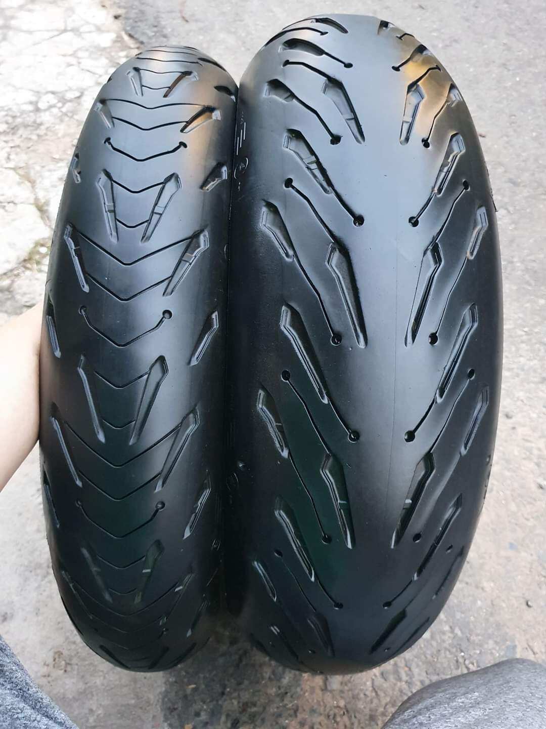 michelin road 5 cao cấp 120 va 180 va 190 17.chính hảng gắn xe moto. pkl. vỏ củ tháo xe còn đẹp.