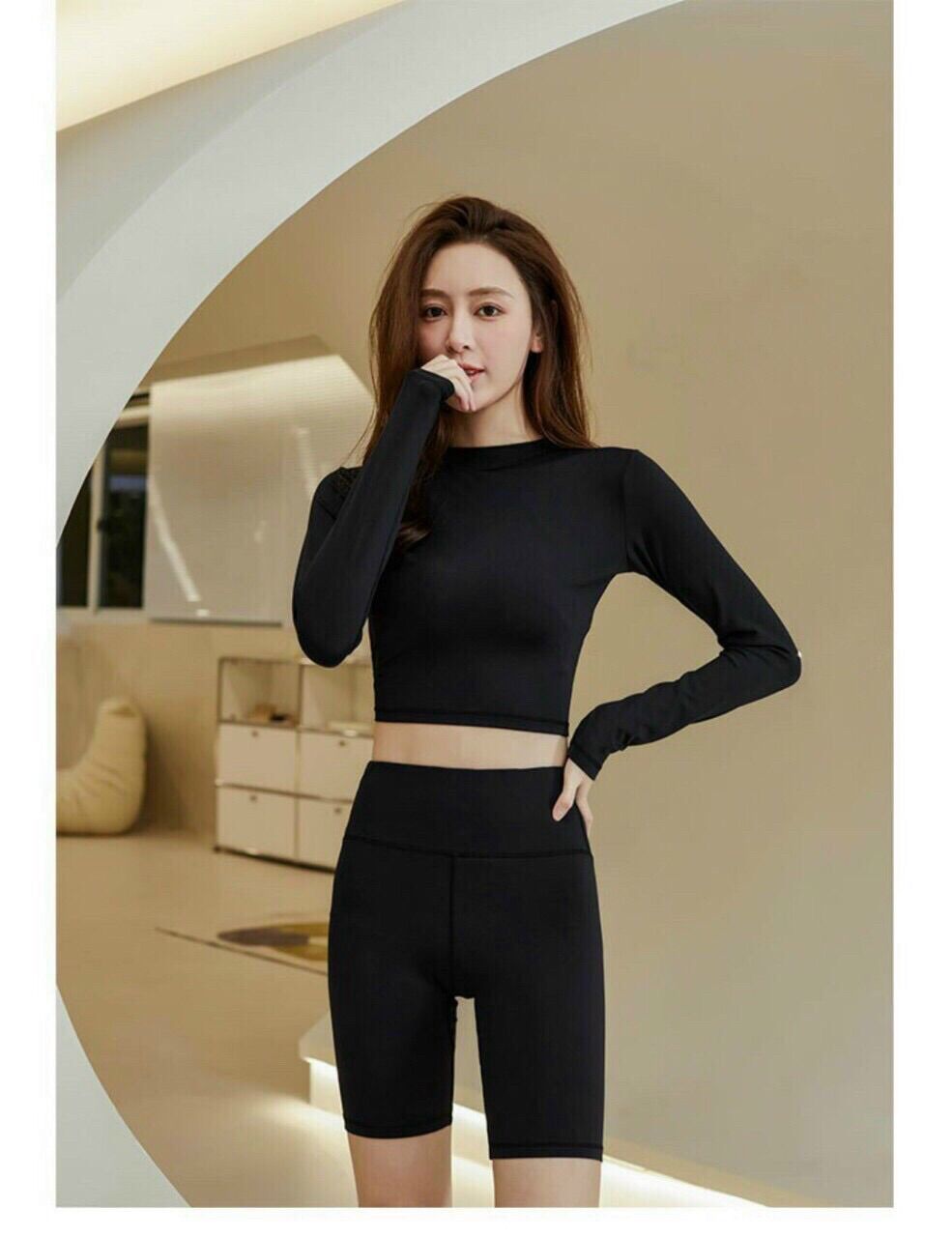 Bộ bơi nữ áo tay dài phom crtop hở bụng kèm quần lững trên gối màu đen free size
