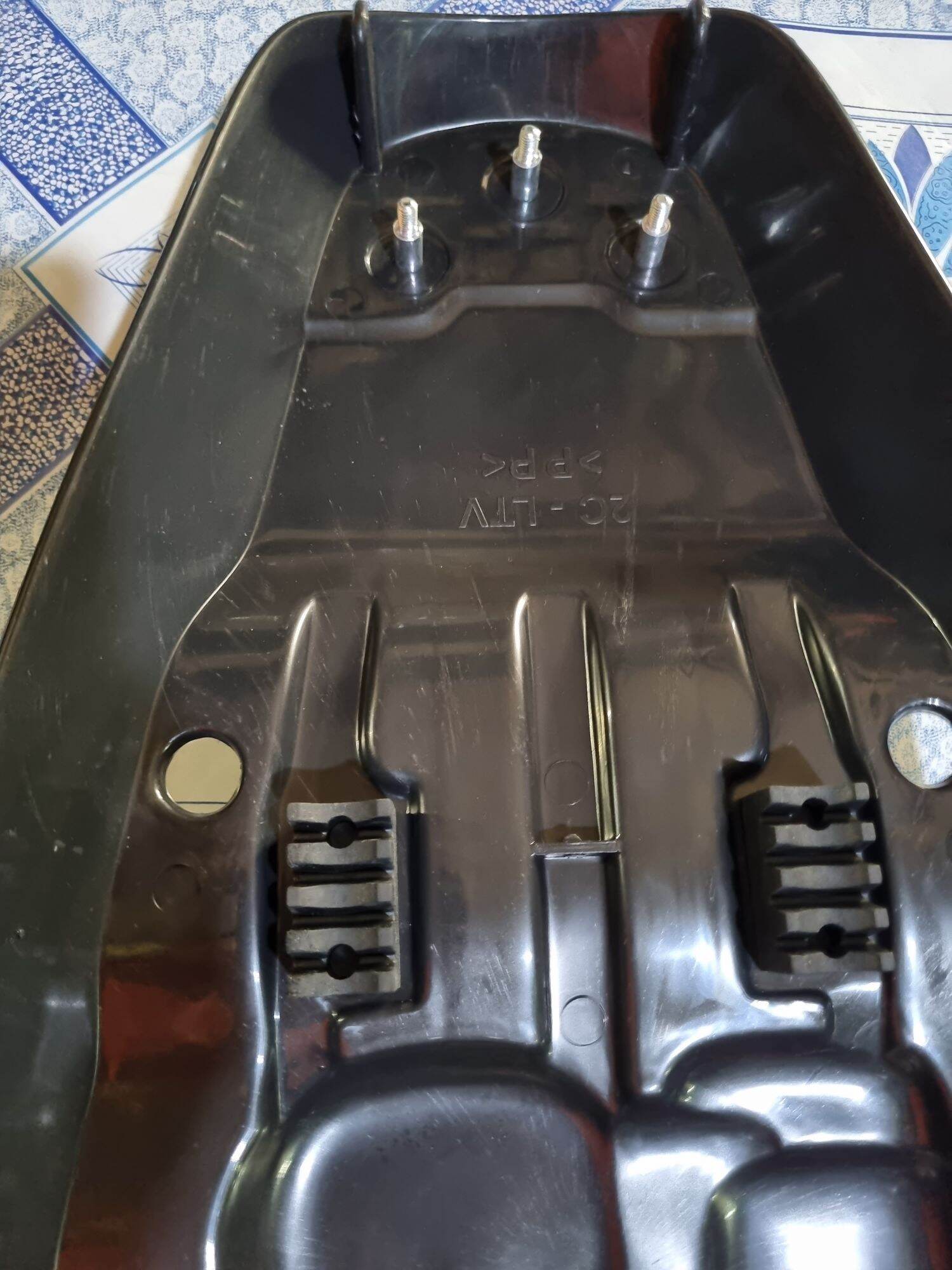Đế nhựa yên xe exciter 2009 - 2010