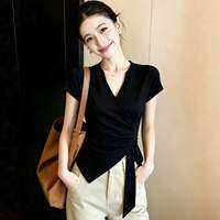 Loowmane | Áo Thun Nữ Dáng Eo V Đen Tay Ngắn