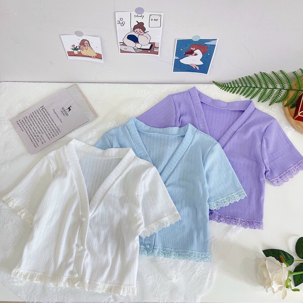 Croptop Gân Cổ V Phối Ren