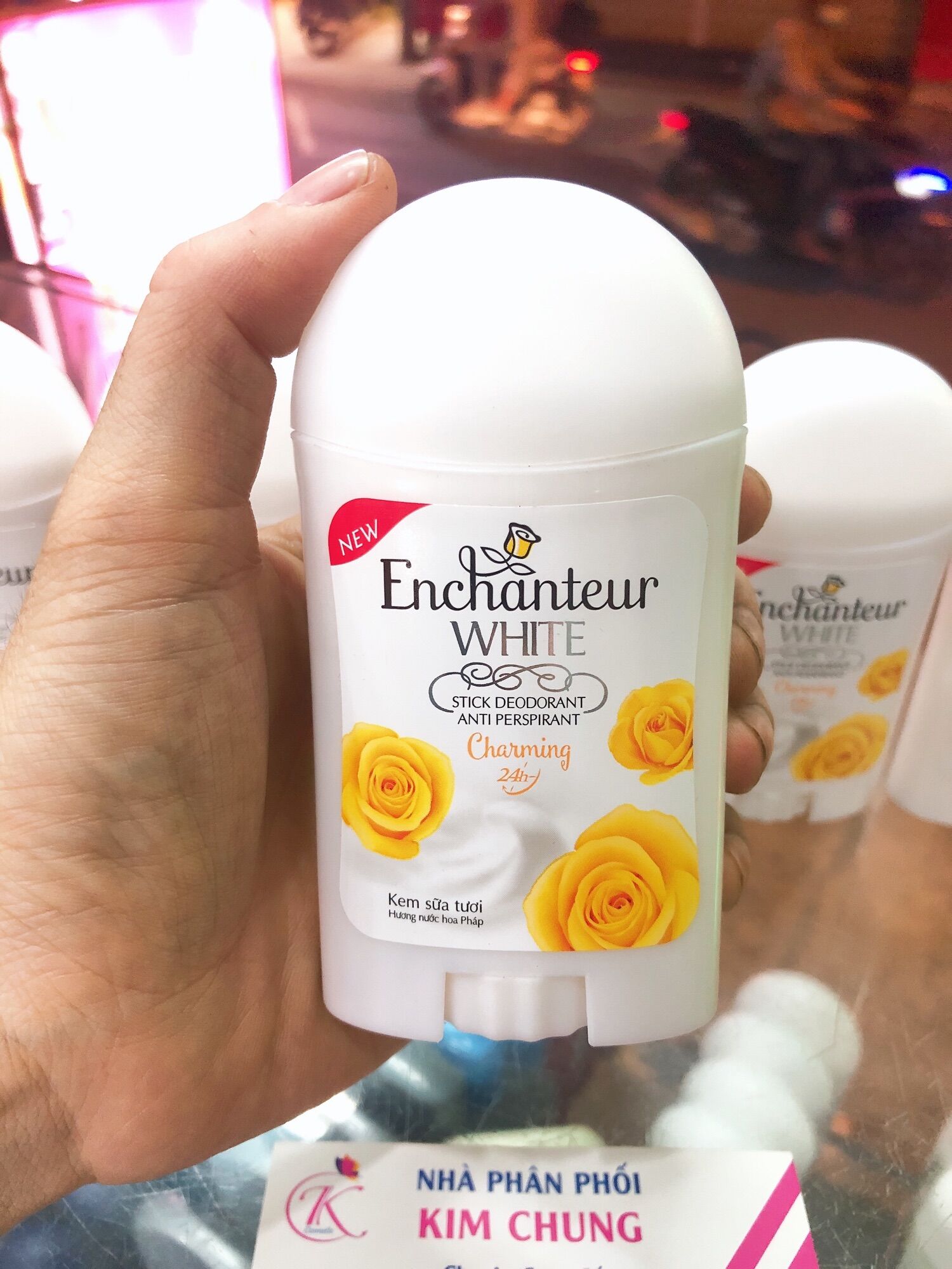 Lăn sáp Enchanteur Charming