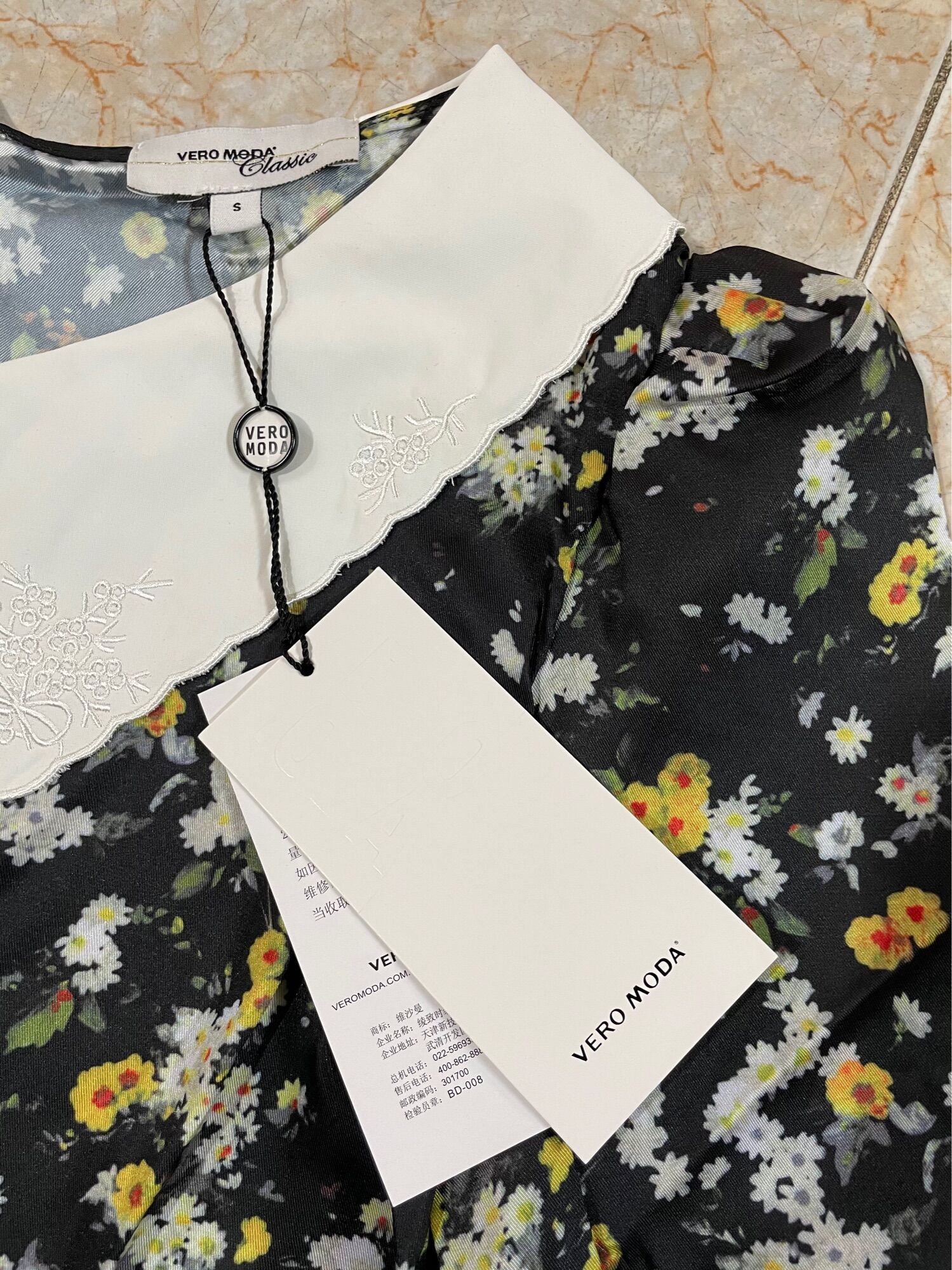 Áo Vero Moda Dư Xịn Phối Hoa Nhí Đen Size S ( Có Sẵn )