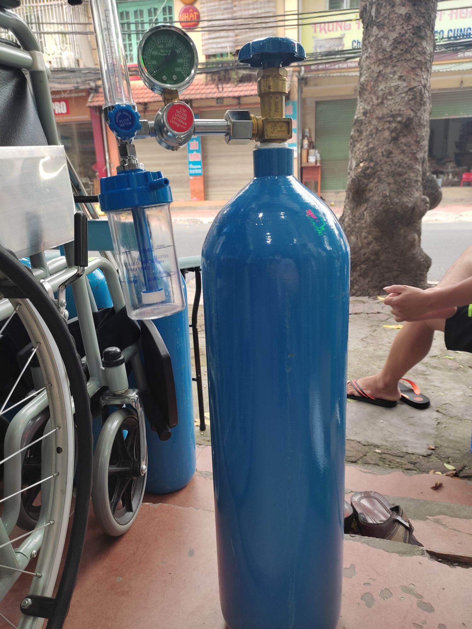 bình oxy thở 5lit kèm van điều áp, trọn bộ sử dụng ngay.