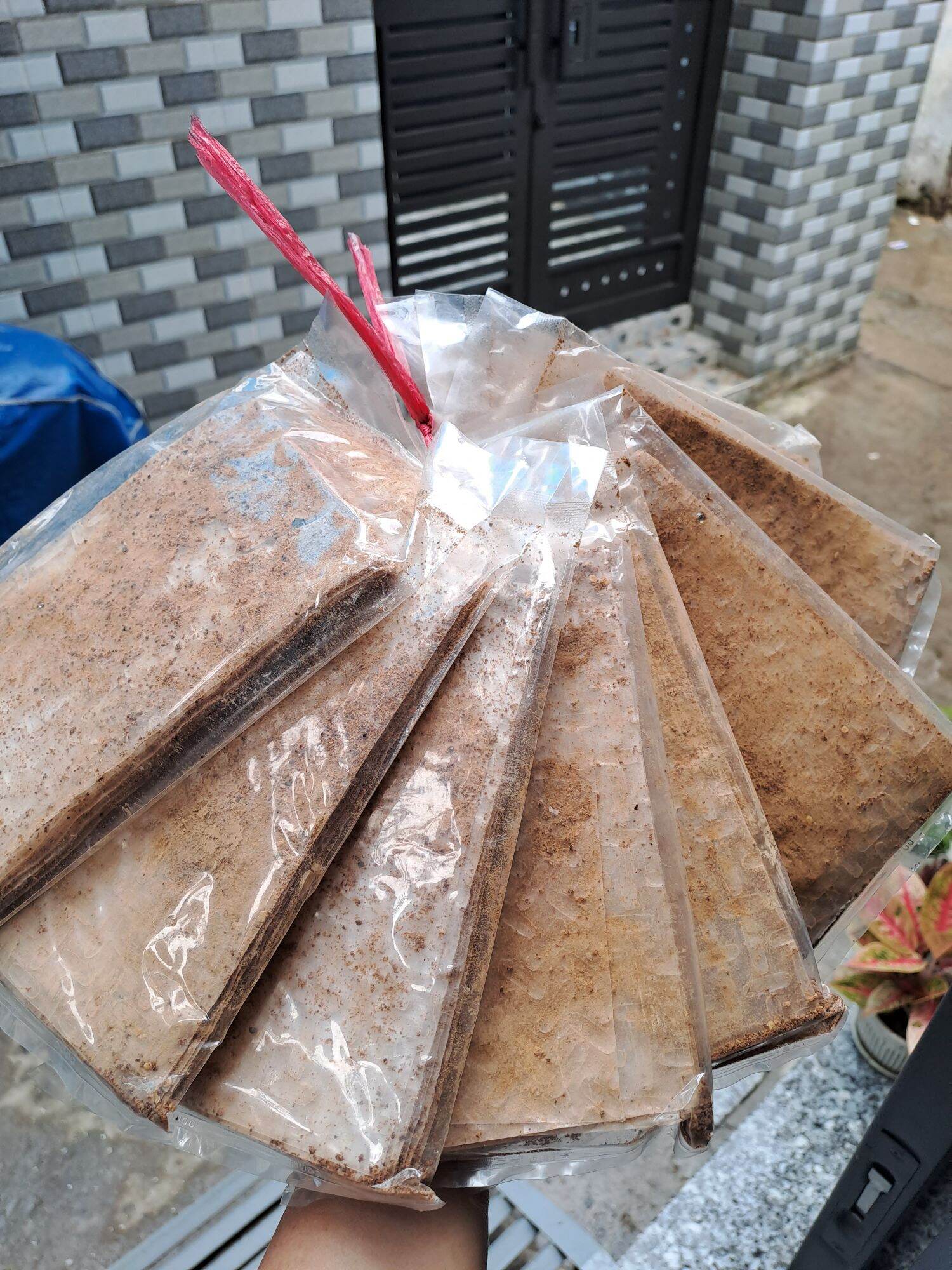 1 Xâu bánh tráng muối tiêu cay (10 bịch)