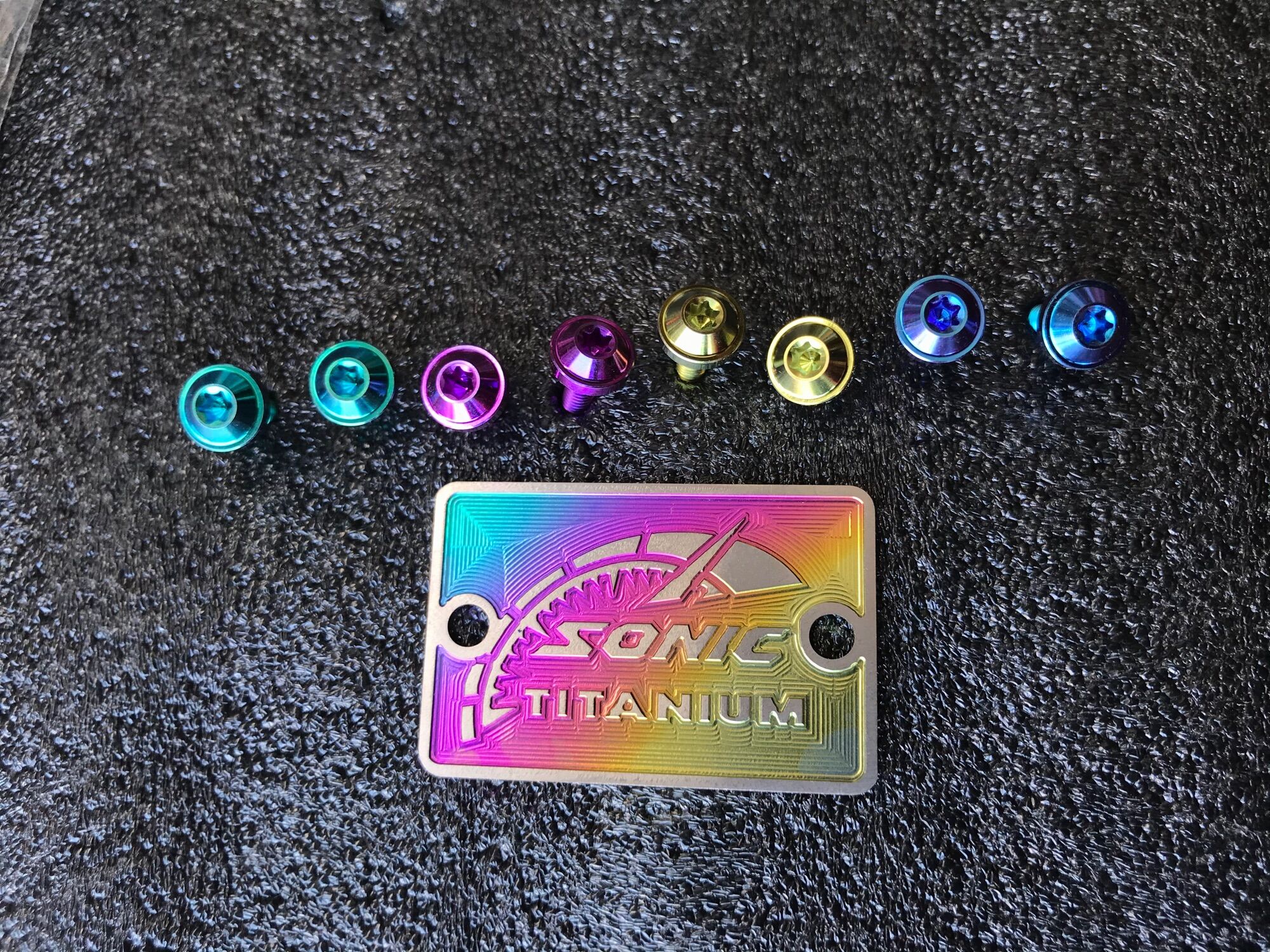 nắp bình dầu TITAN SONIC kèm ốc GR5