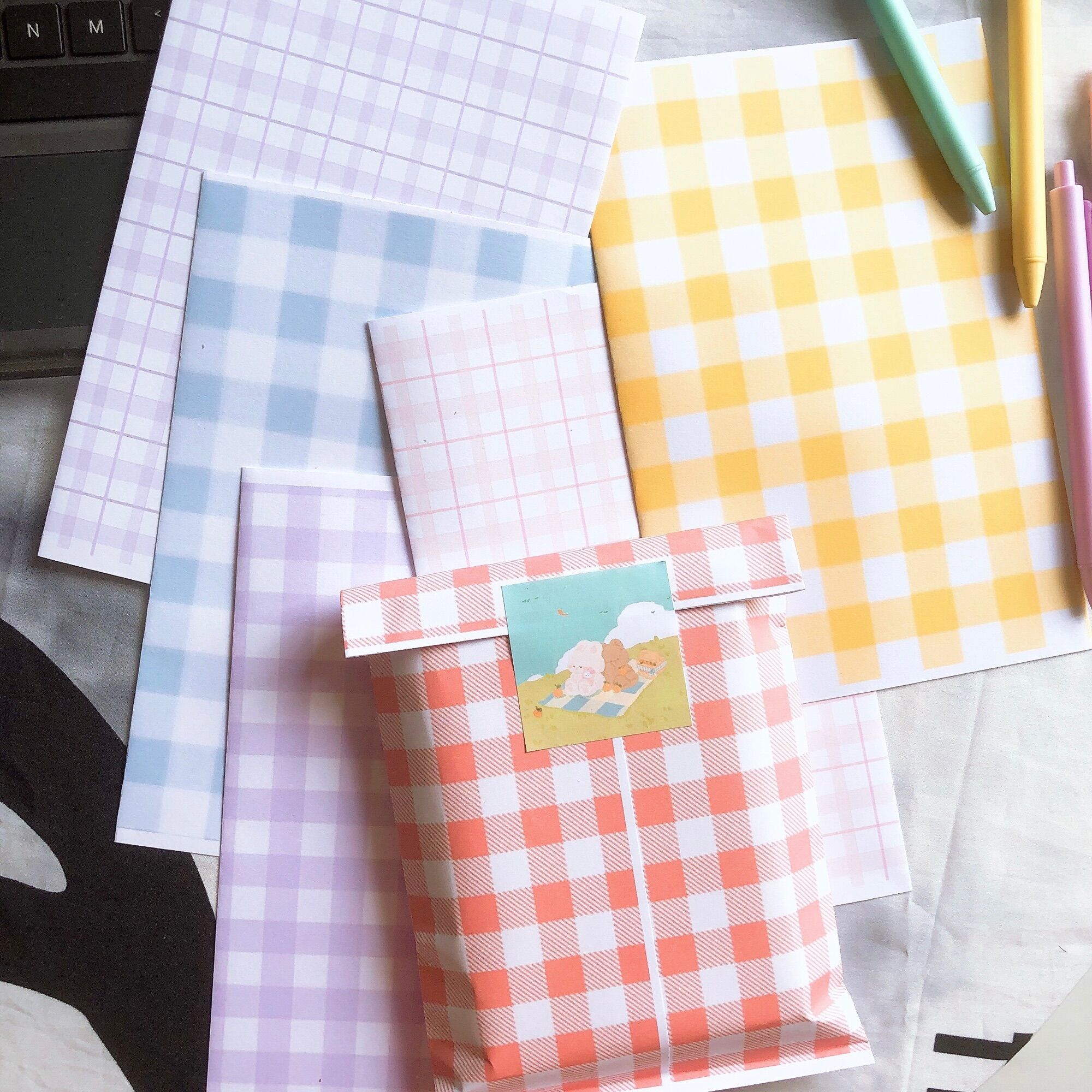 Túi giấy đóng gói hàng, gói quà xinh sắn hoạ tiết caro 2