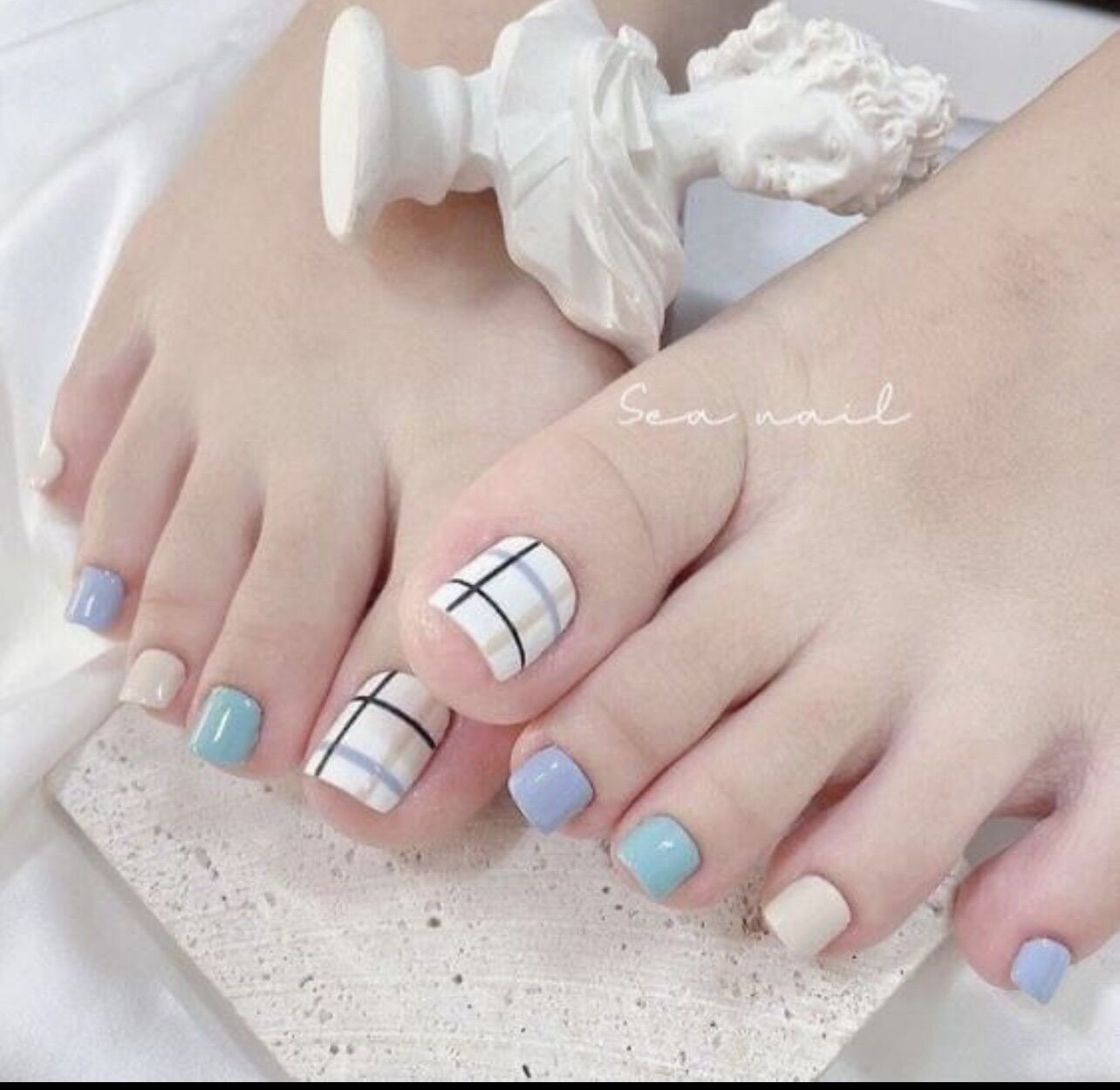 Nailbox xinh xinh cho móng chân đẹp kèm keo và dũa móng